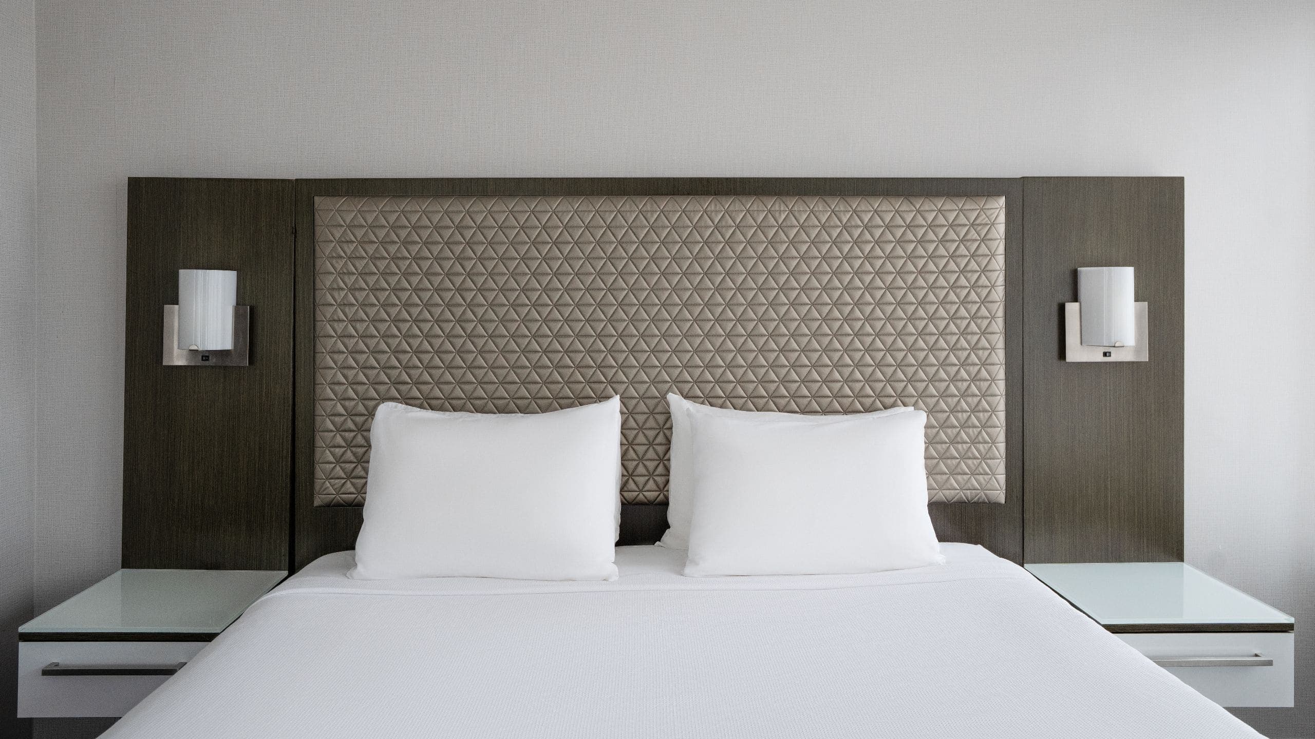 1 Bedroom 1 King Bed Suite with Sofa Bed - Image 3