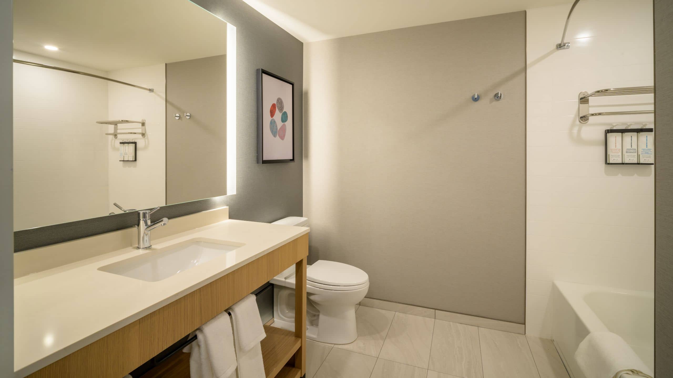 2 Queen Beds (with Sofa Bed) - Image 3