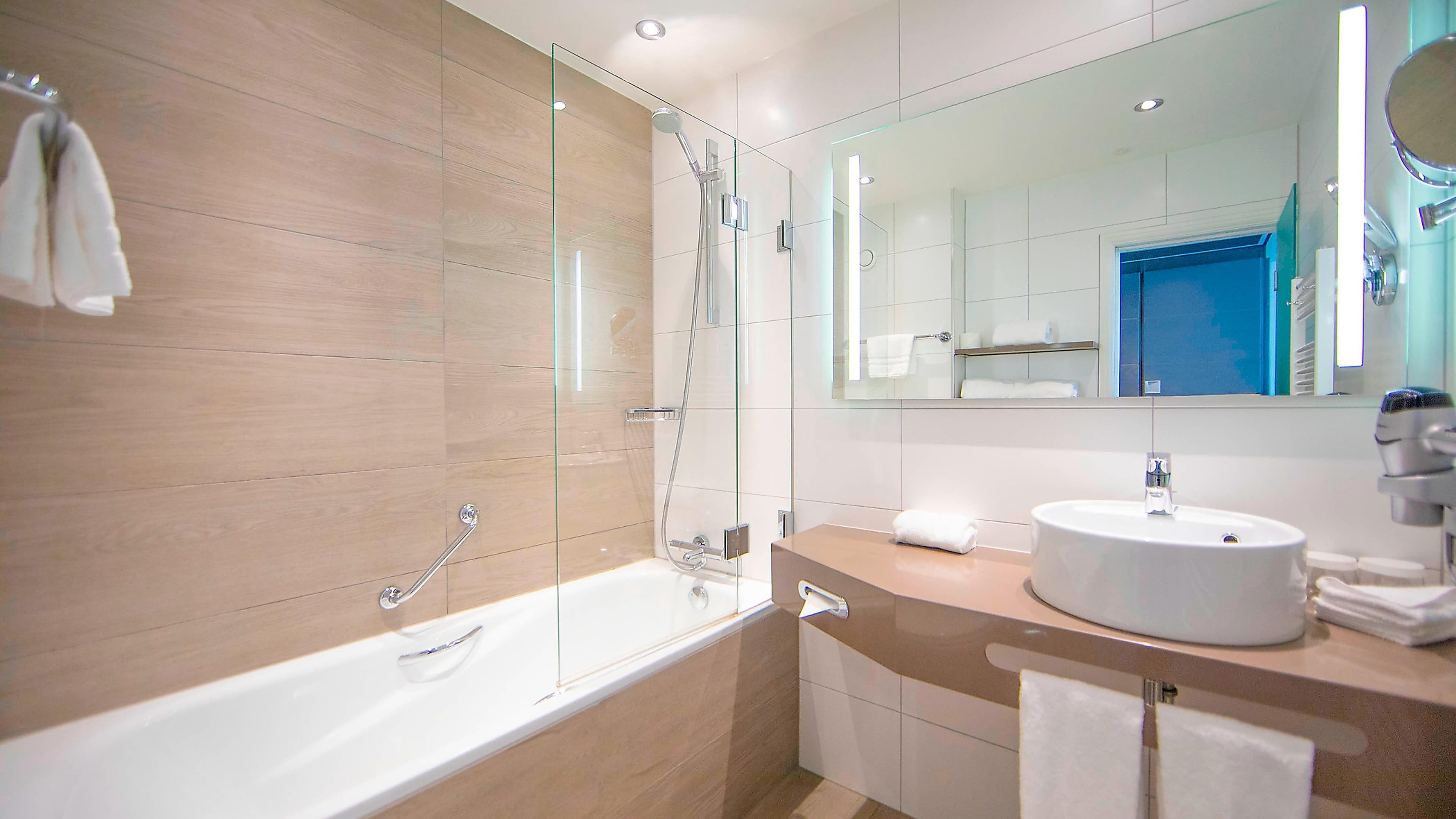 Deluxe Room - Image 4