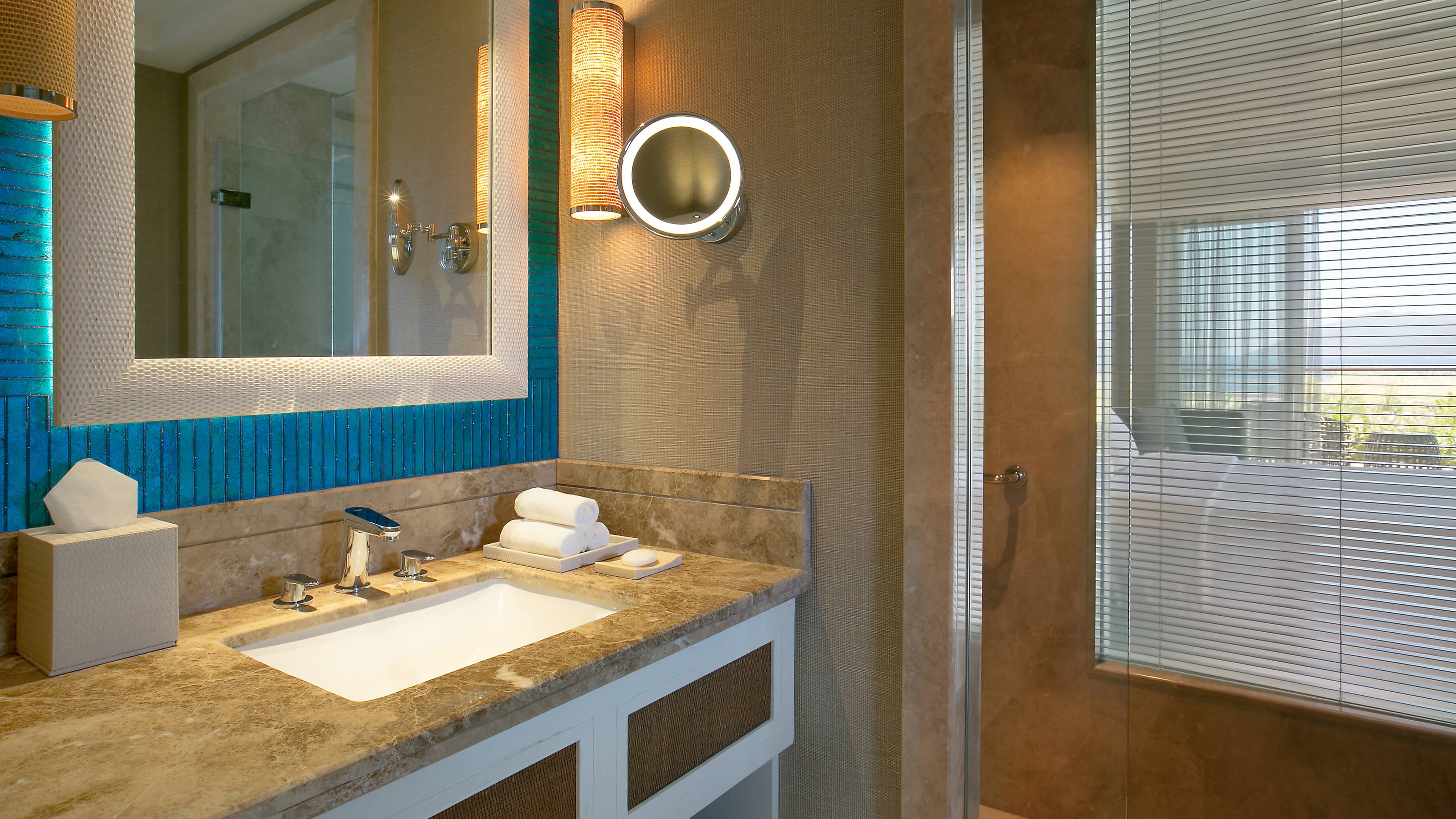 Deluxe King Room Sea View - Image 2