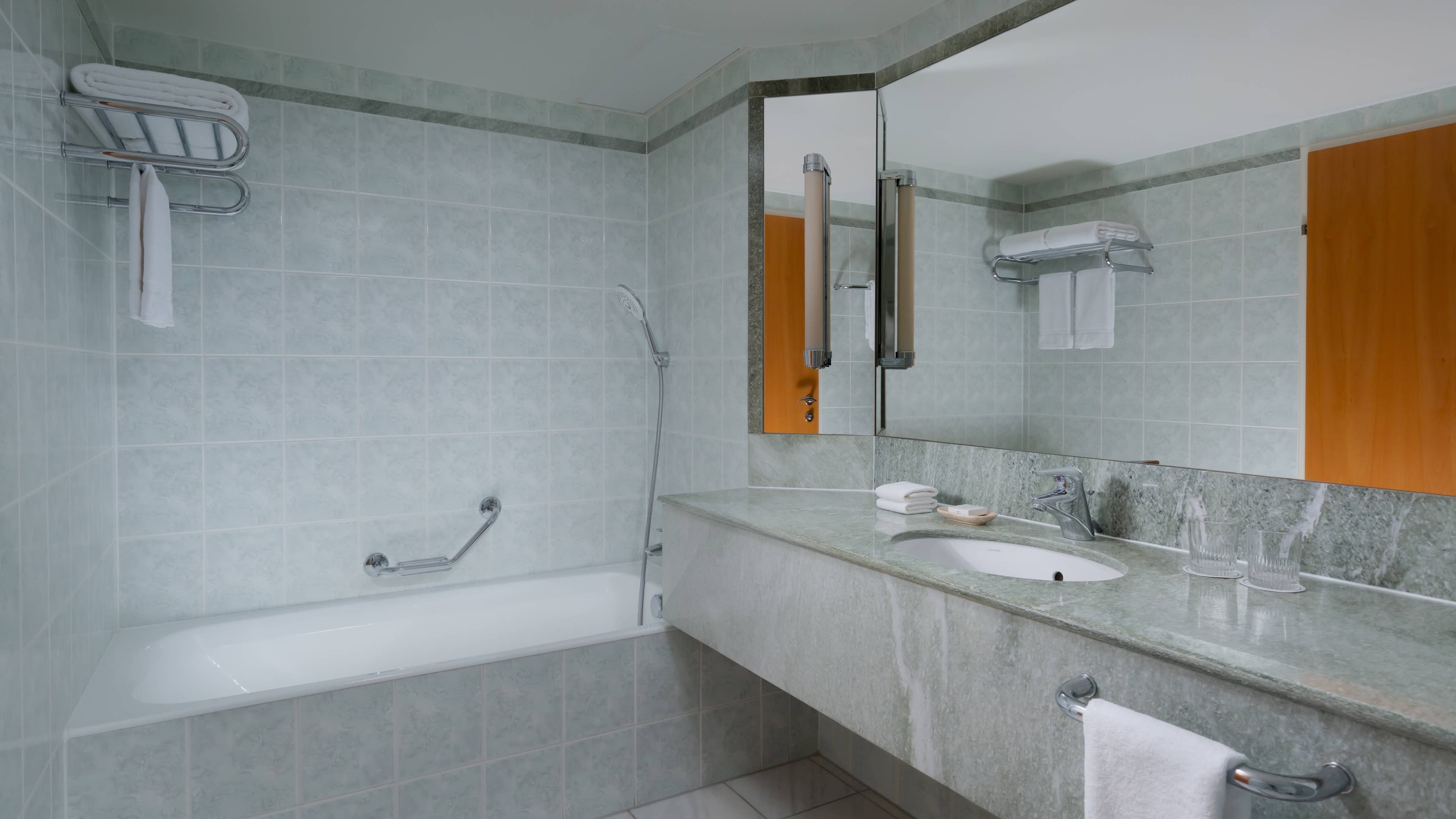 Deluxe Room - Image 4