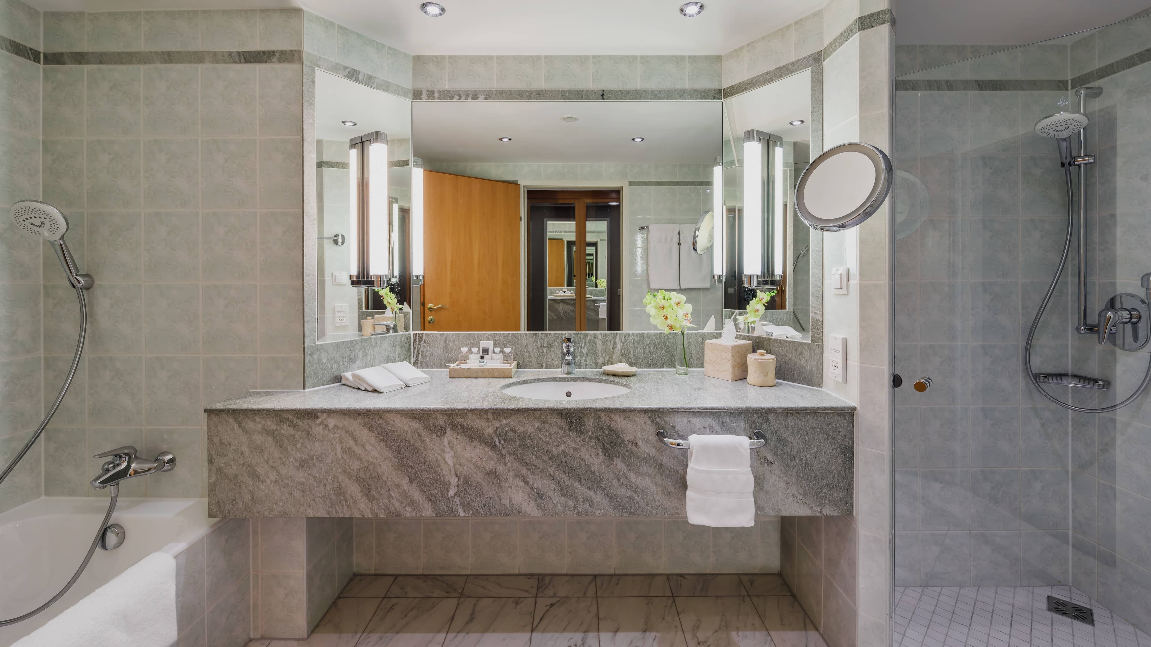 Deluxe Room - Image 3