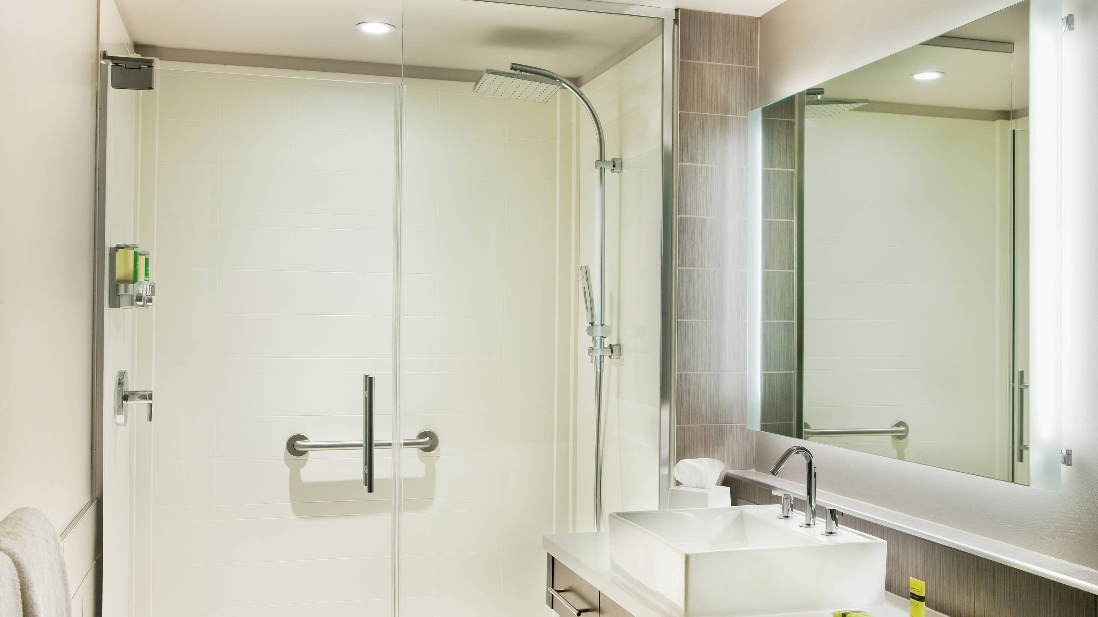 Suite Full Kitchen - Image 6