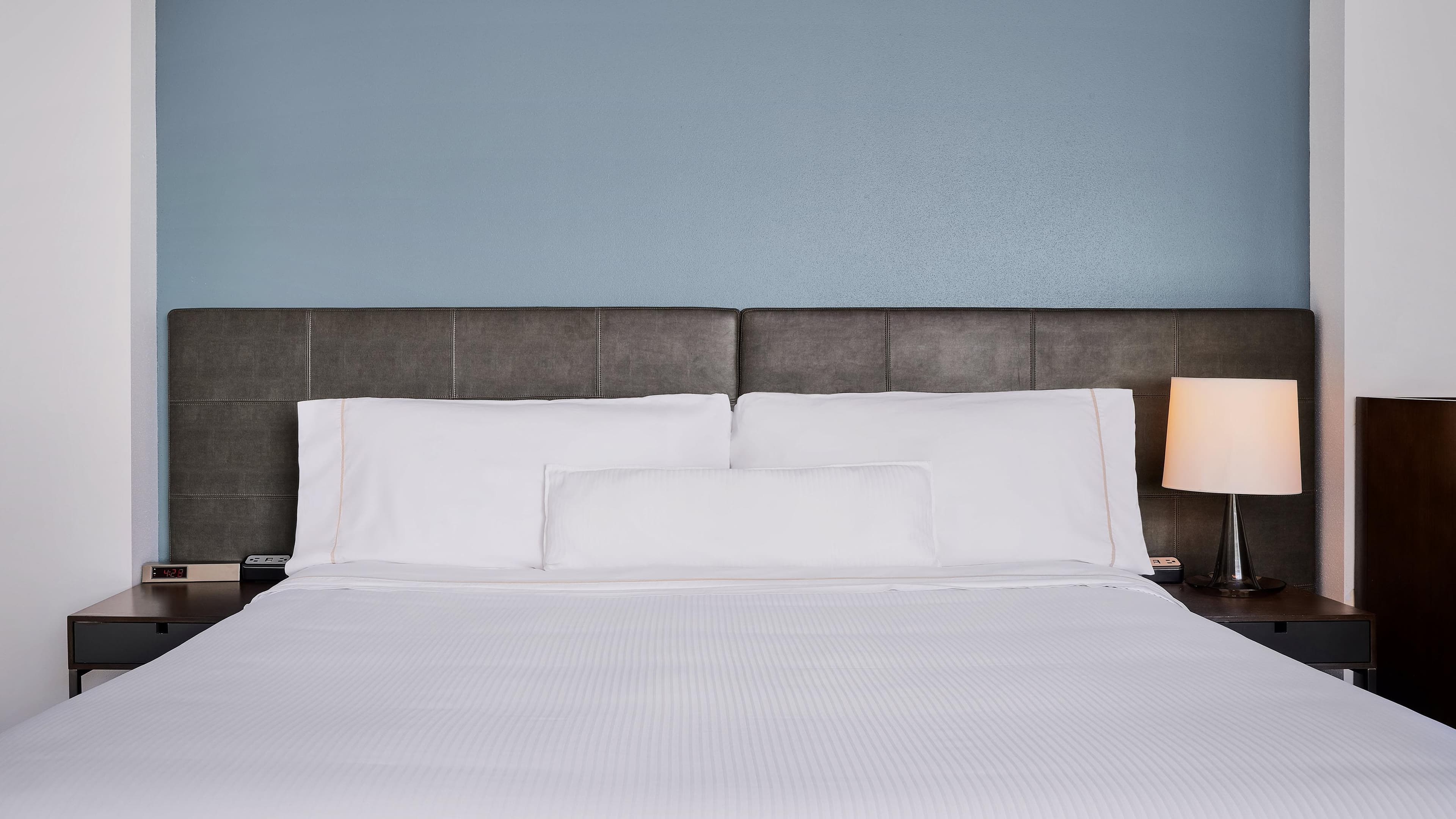 Suite Full Kitchen - Image 2