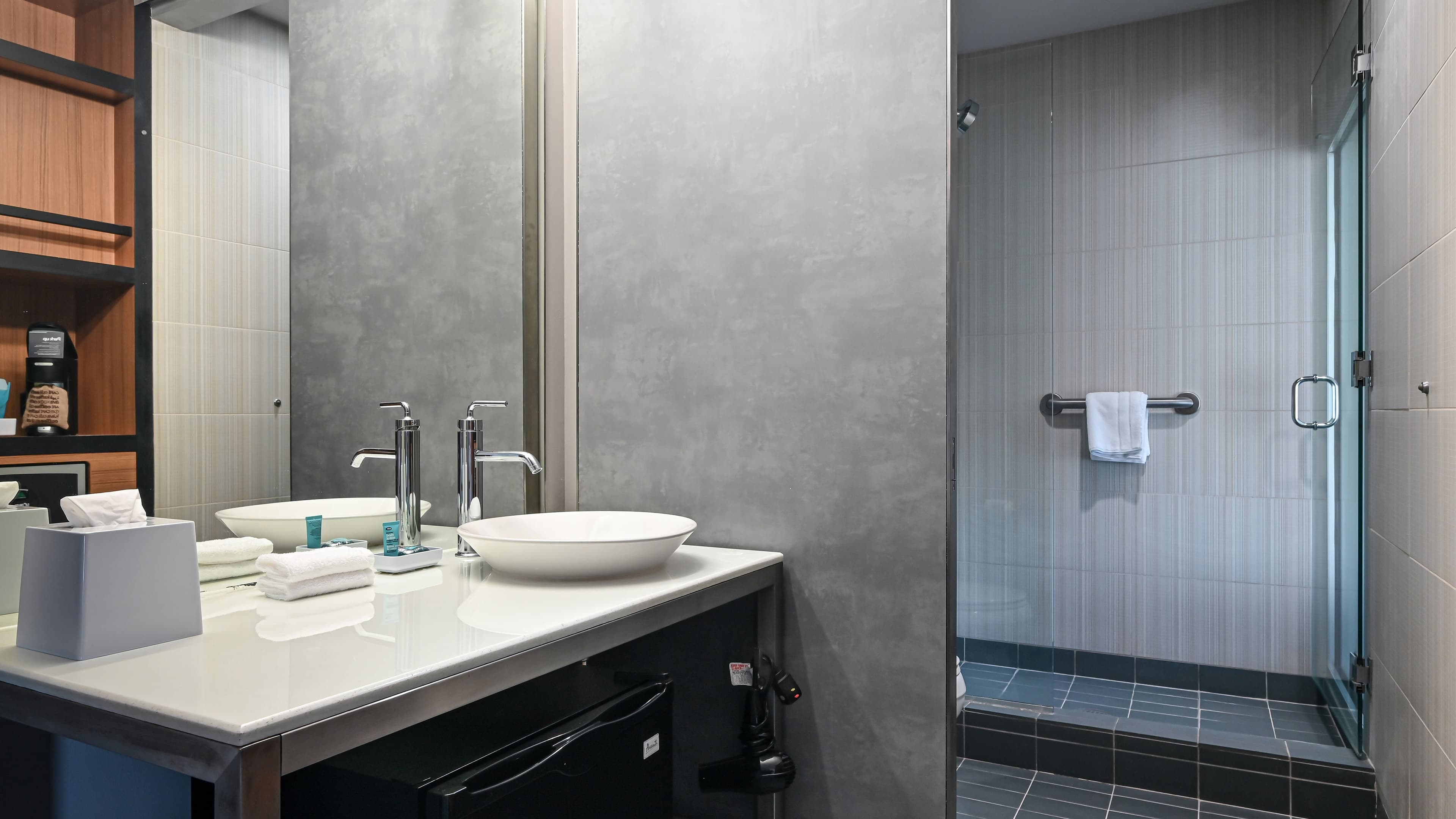 Aloft Room - Image 6