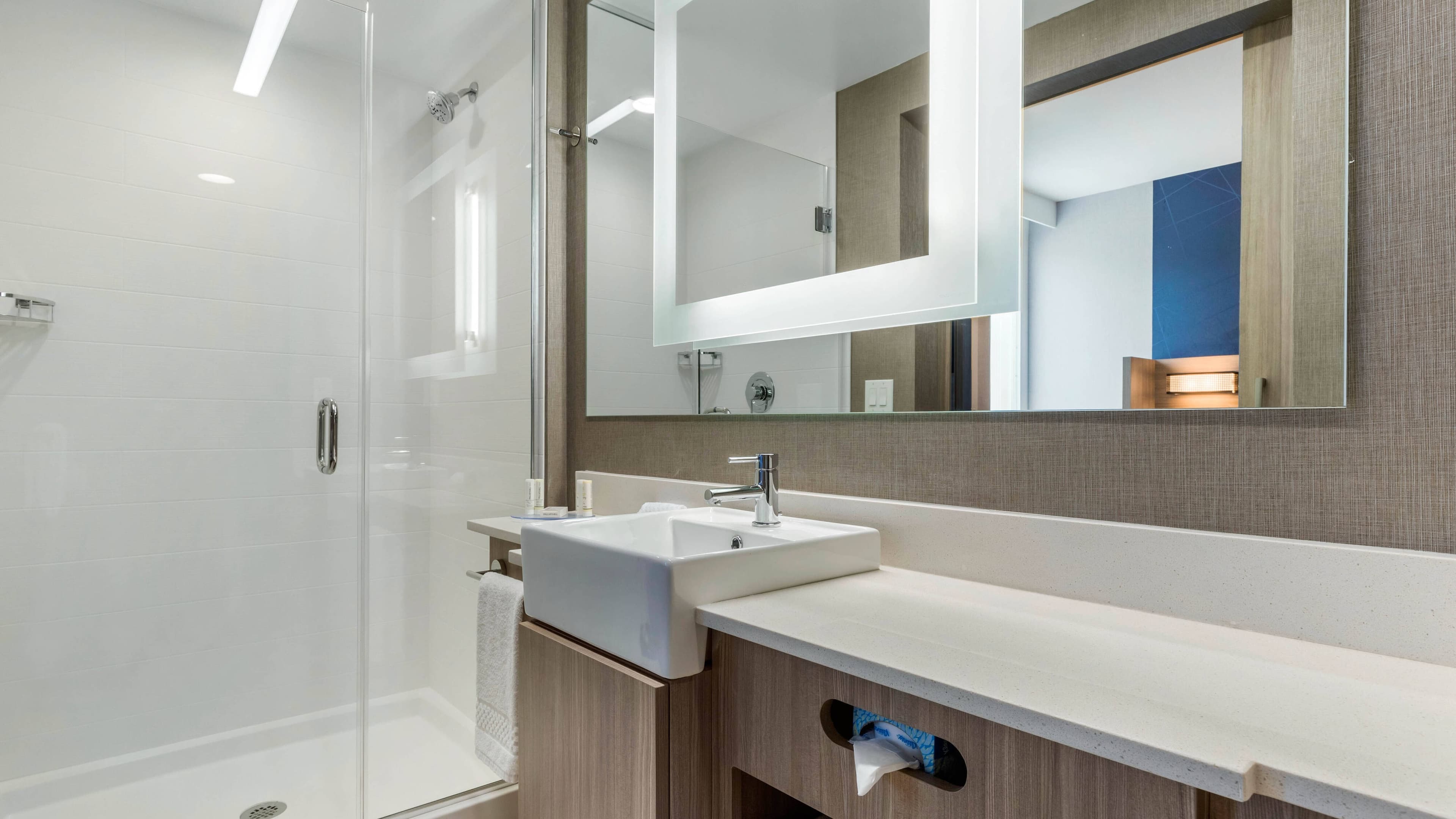 One King Bedroom Suite - Image 5