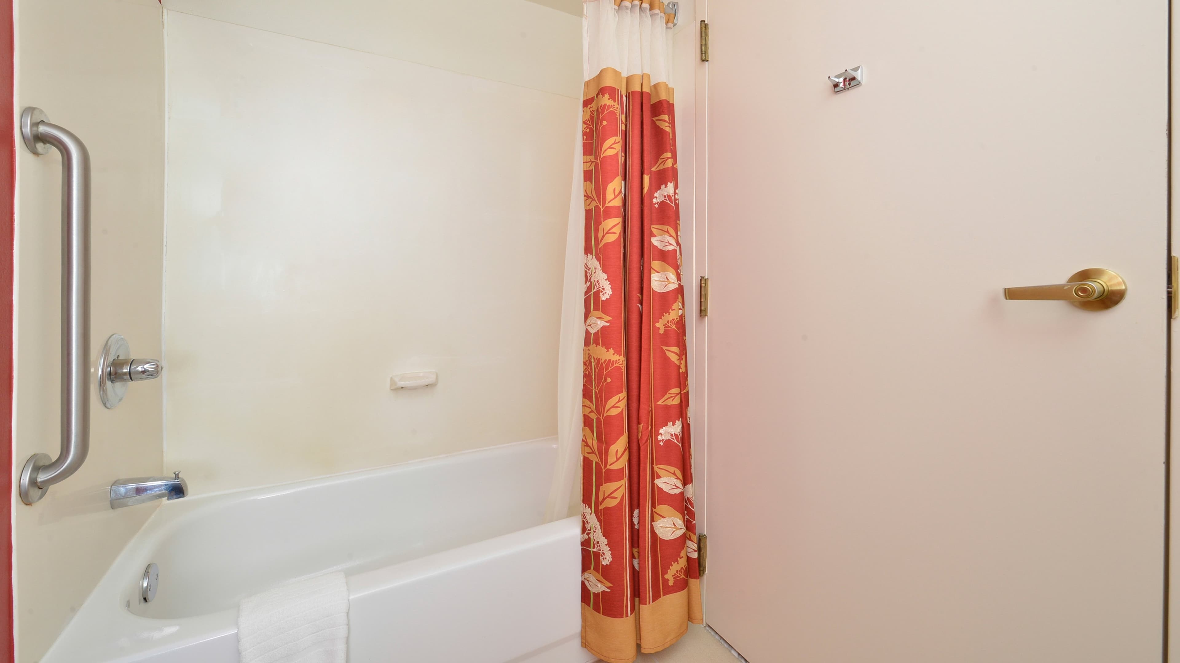 Queen Queen Room - Image 3