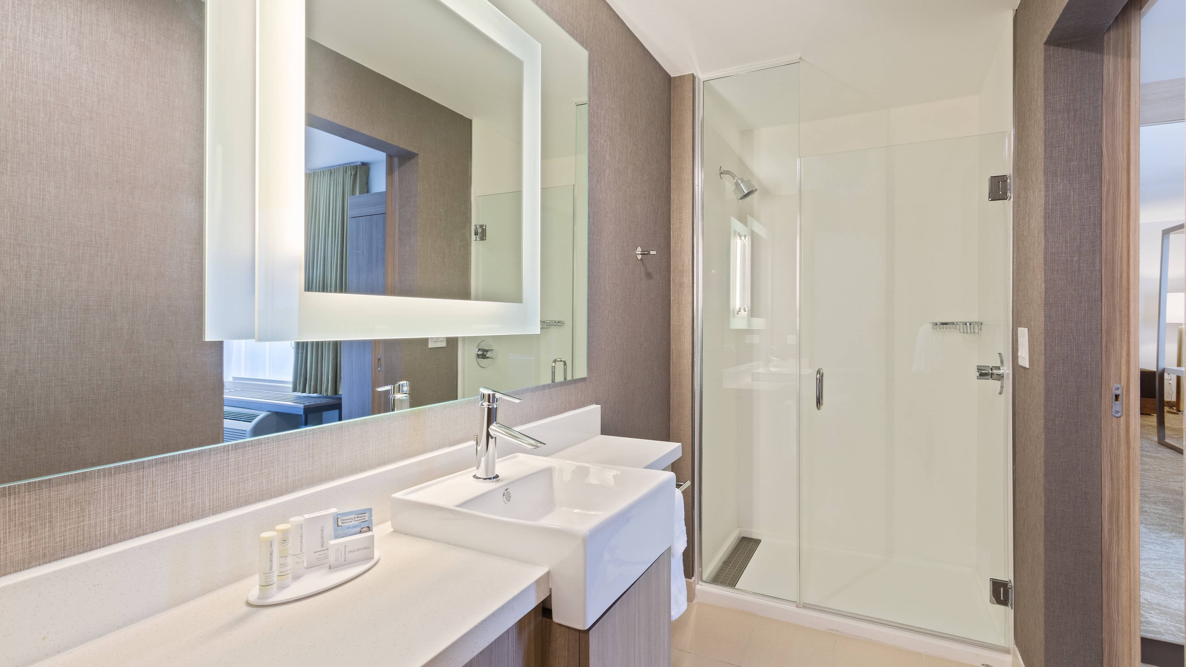 Larger Suite - Image 4