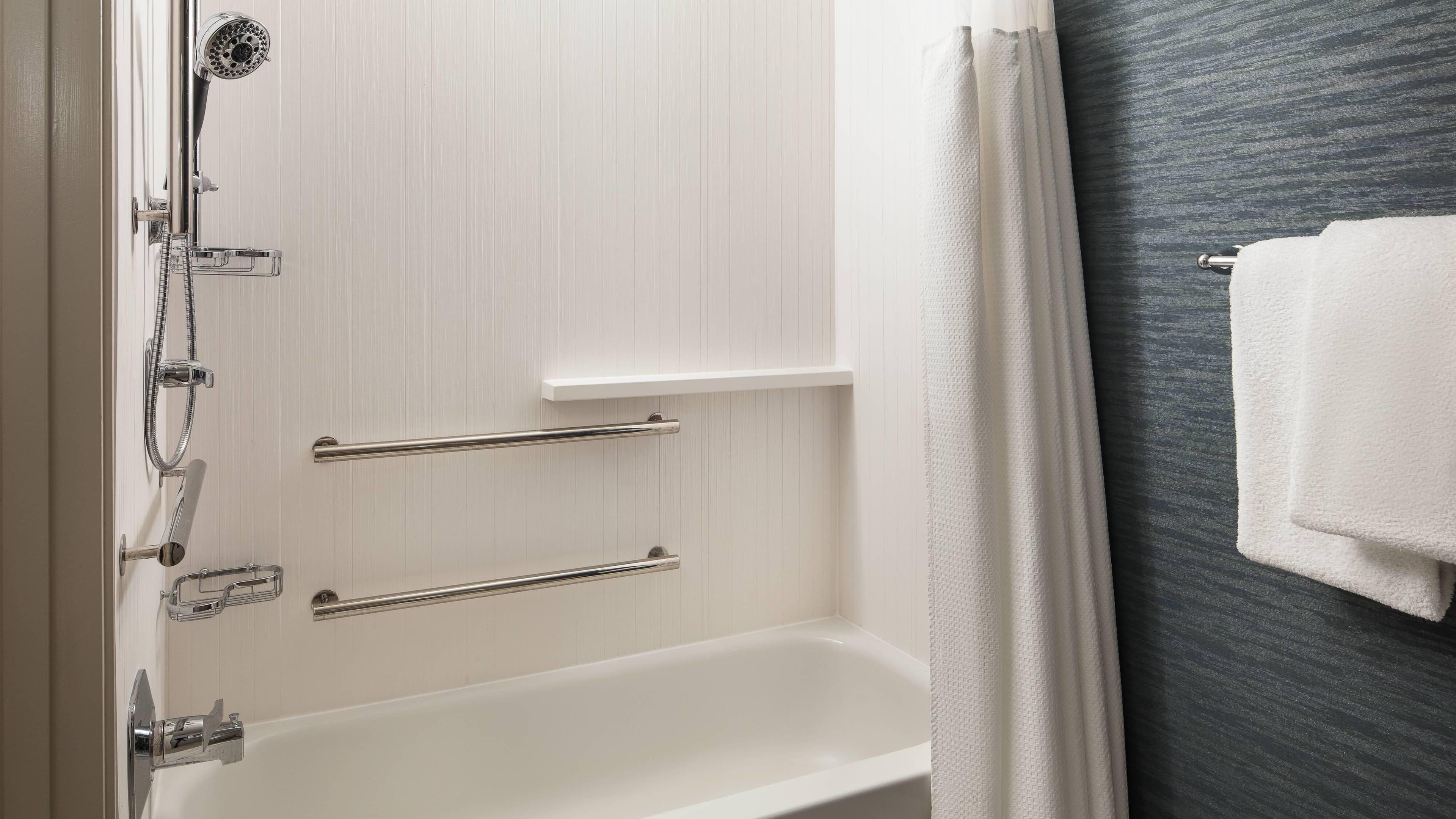 2 Queen Bedroom - Image 4