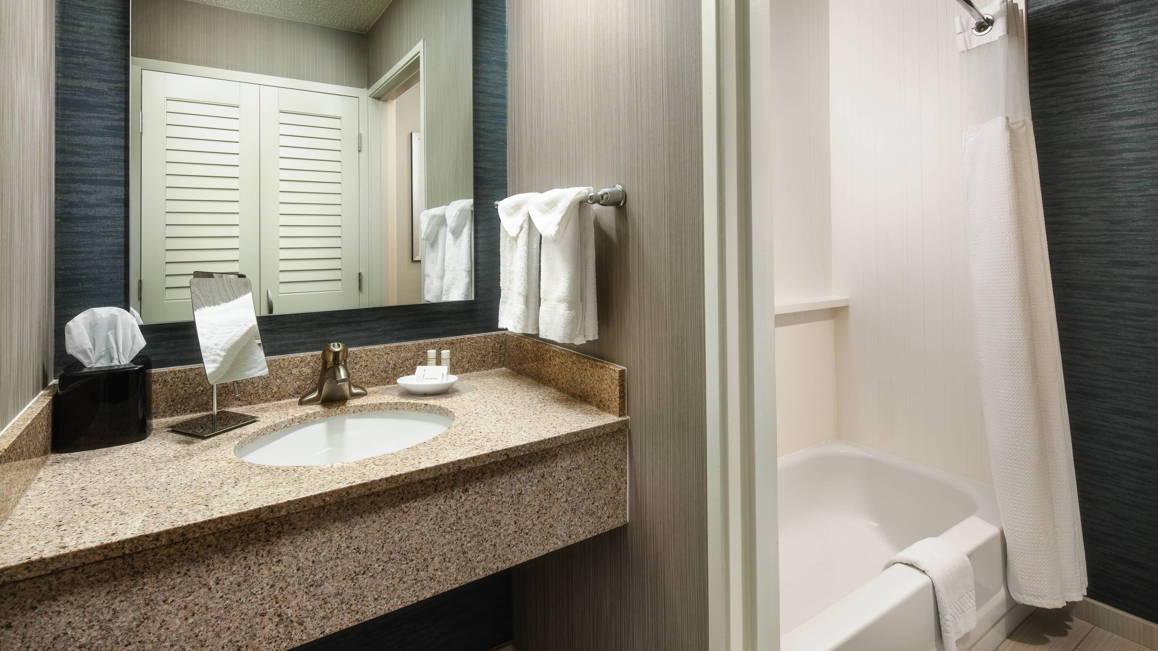 2 Queen Bedroom - Image 3