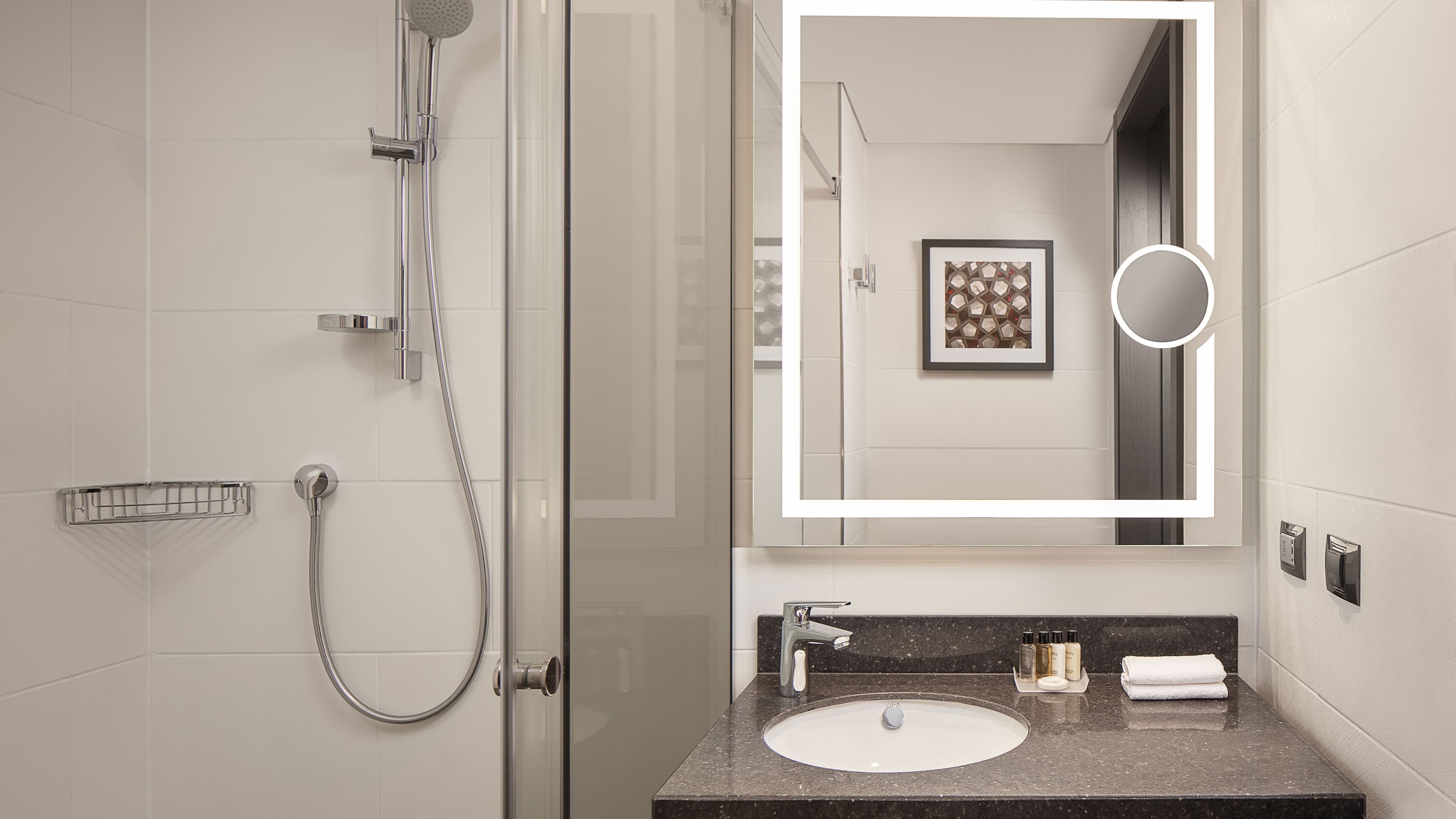 Deluxe King Room - Image 3