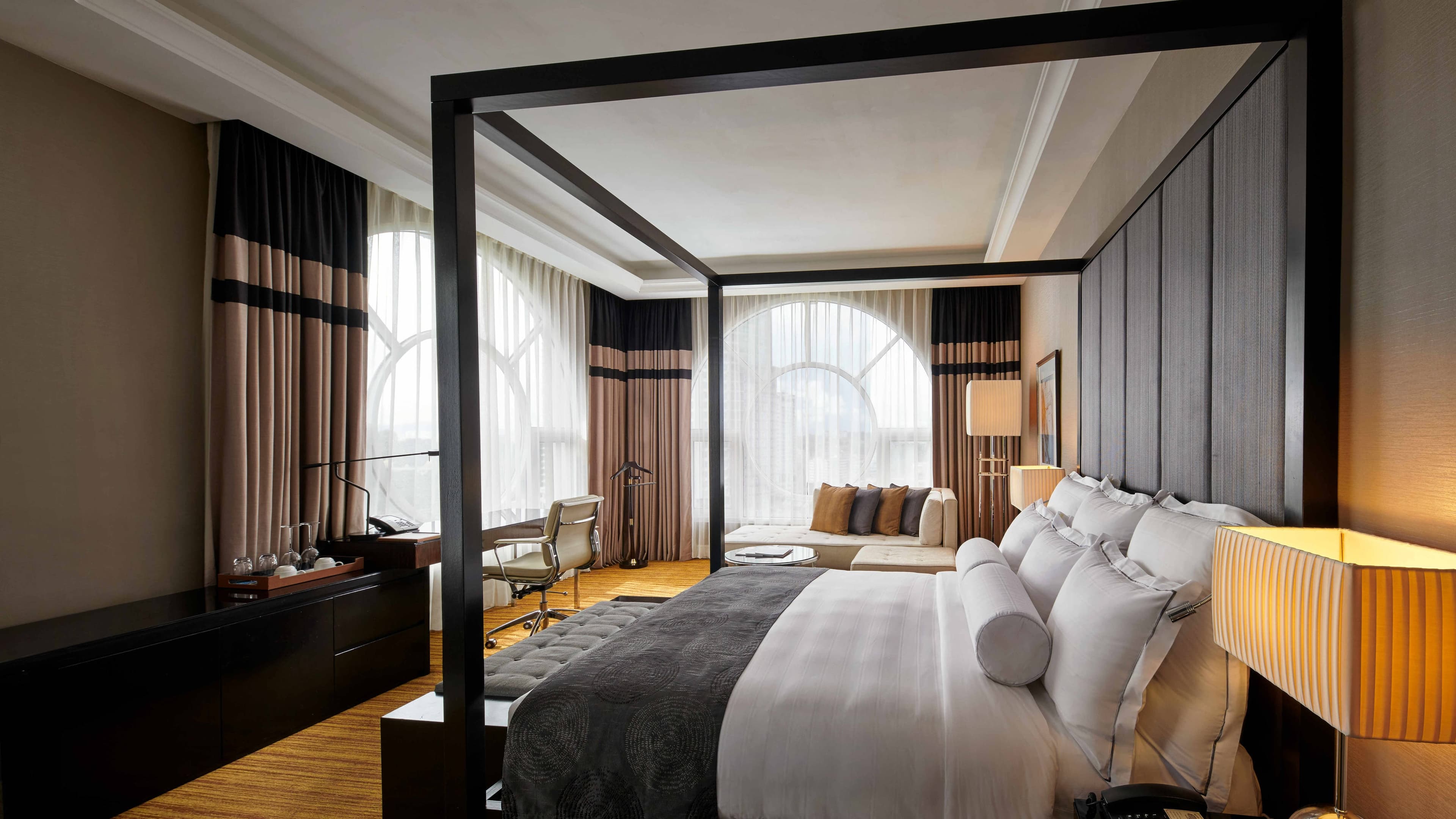 Deluxe King - Image 1