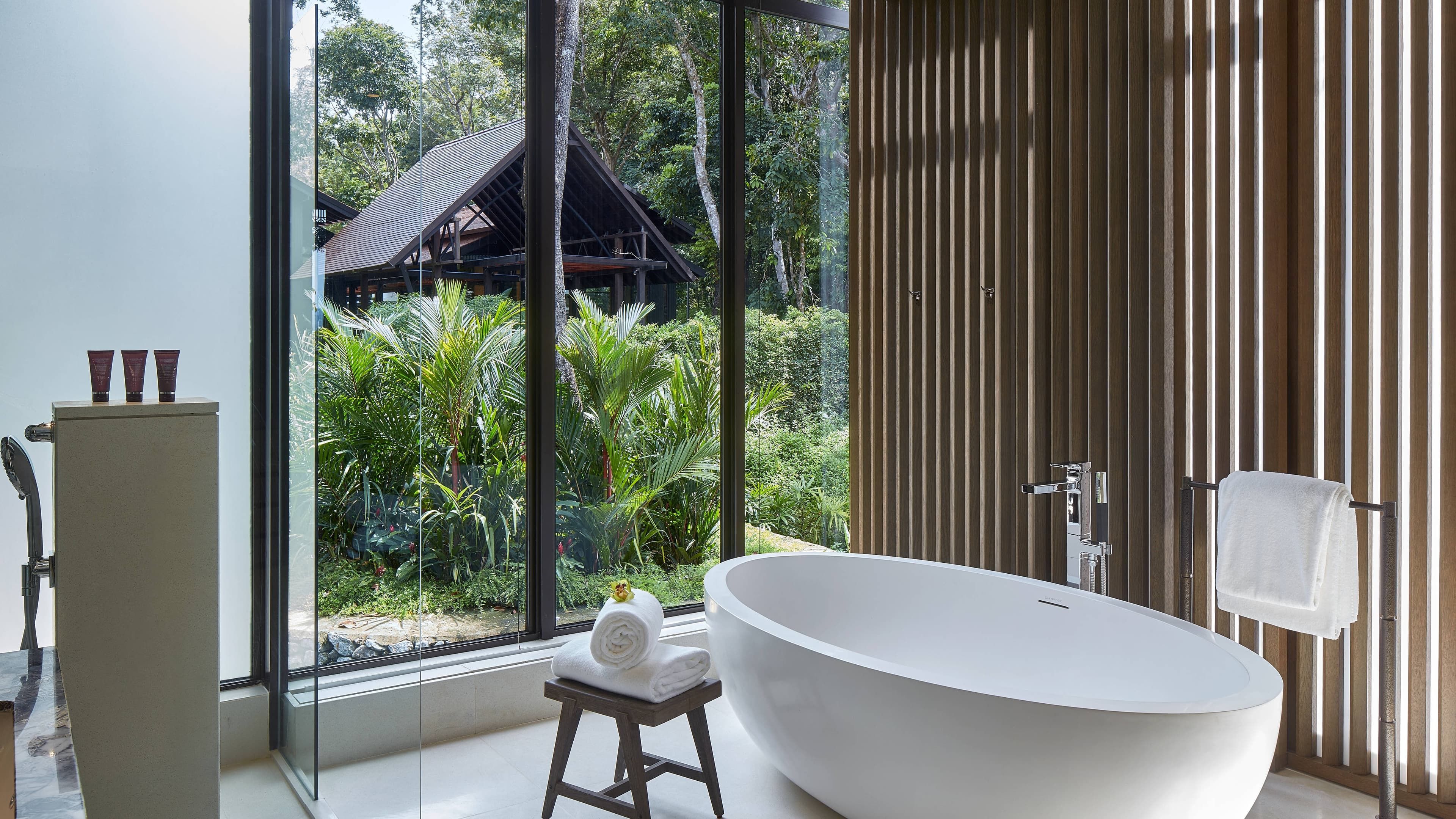 Deluxe Guest room - Image 7