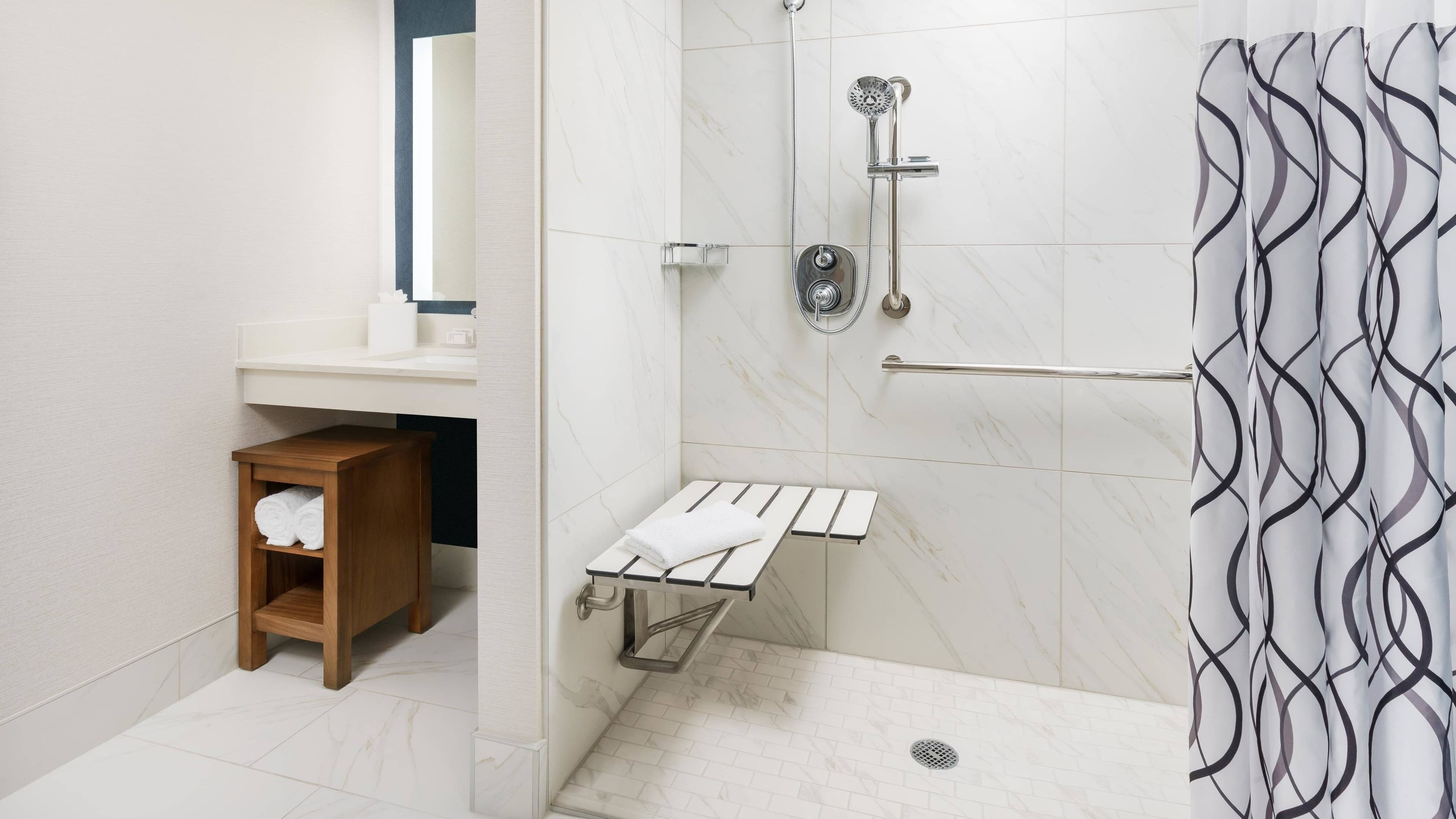 Two Queen Guestroom - Image 4