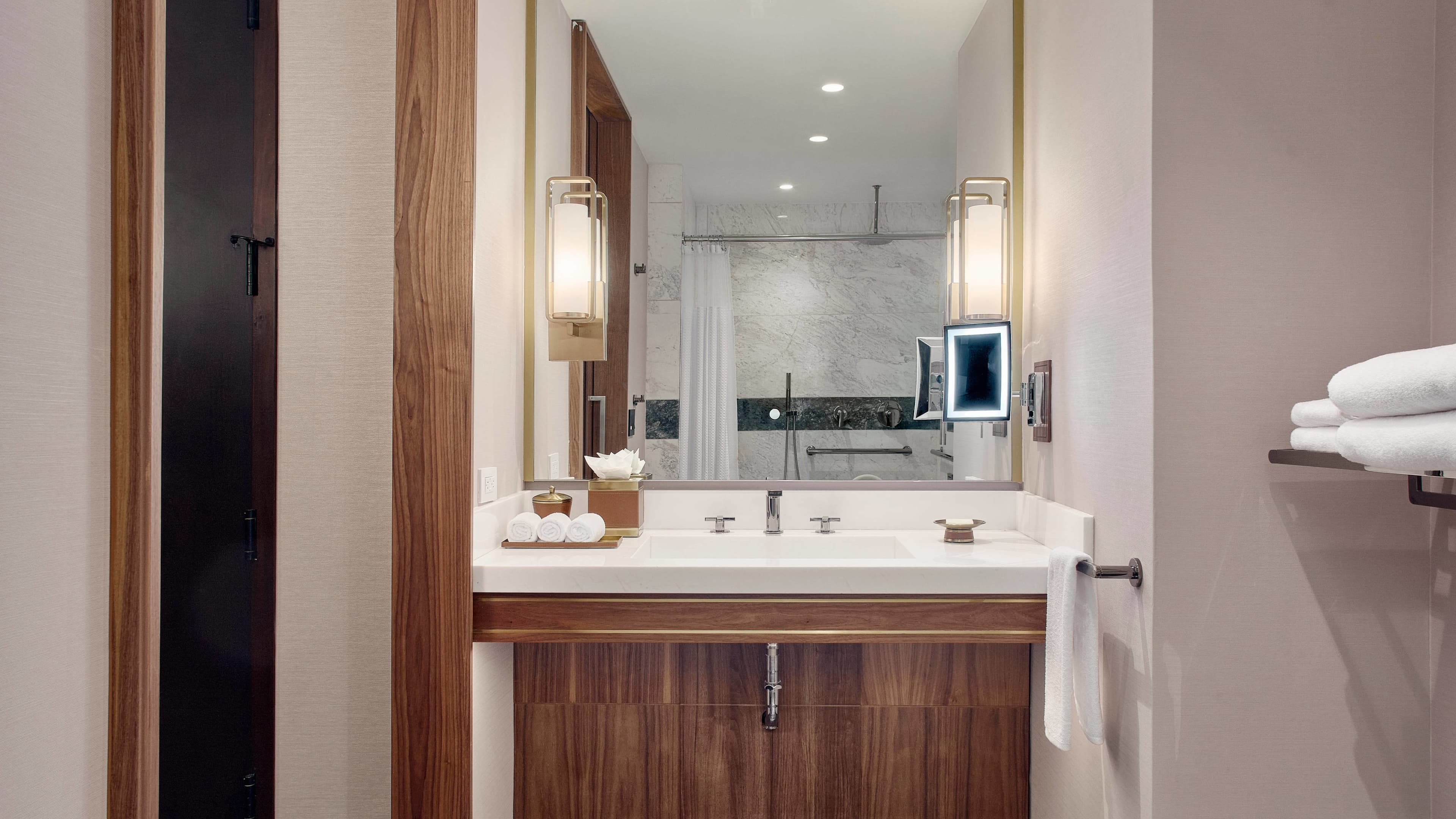 Deluxe Guest room - Image 5