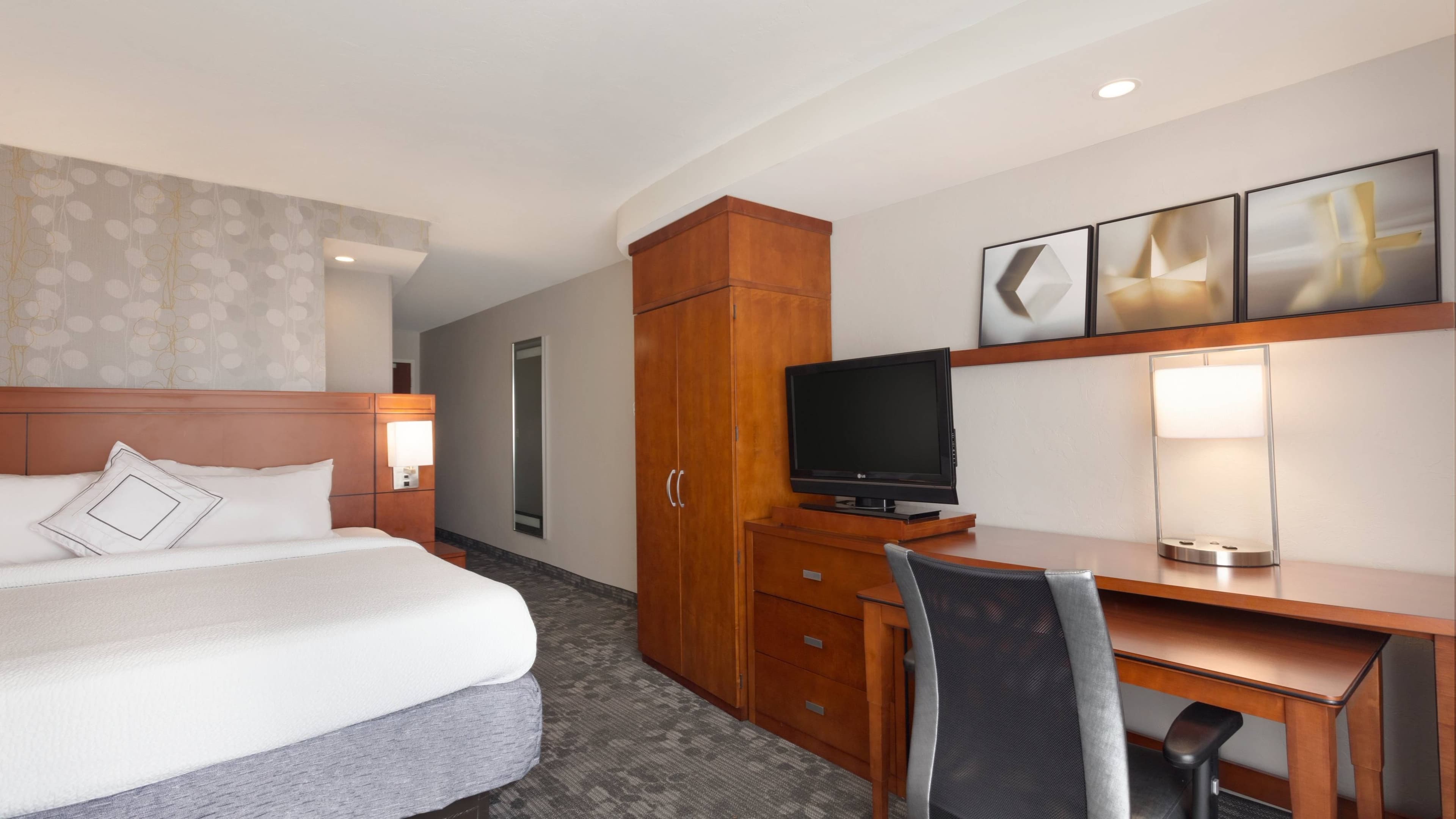 1 King bed Room - Image 10