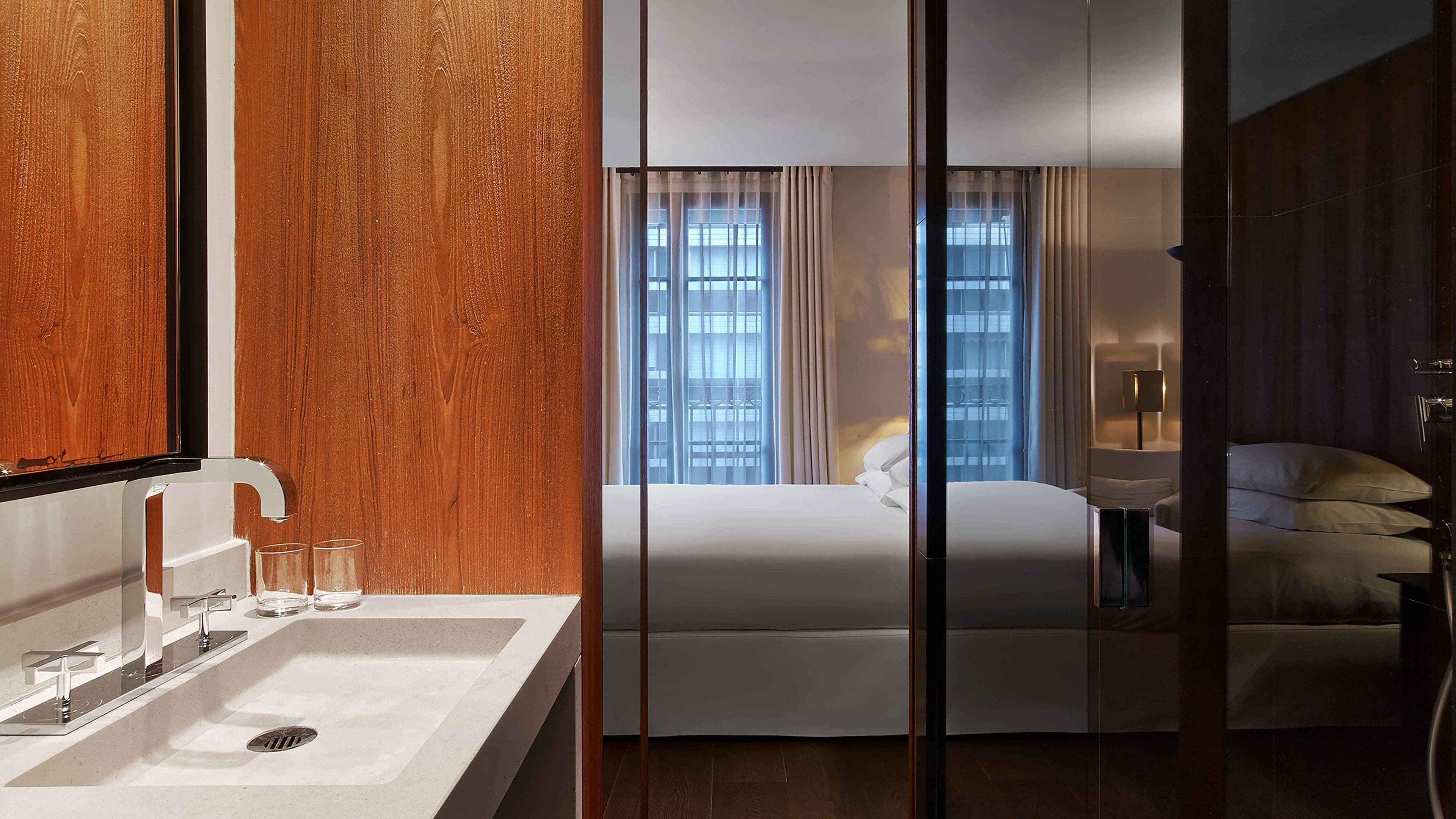 Deluxe Queen - Image 3