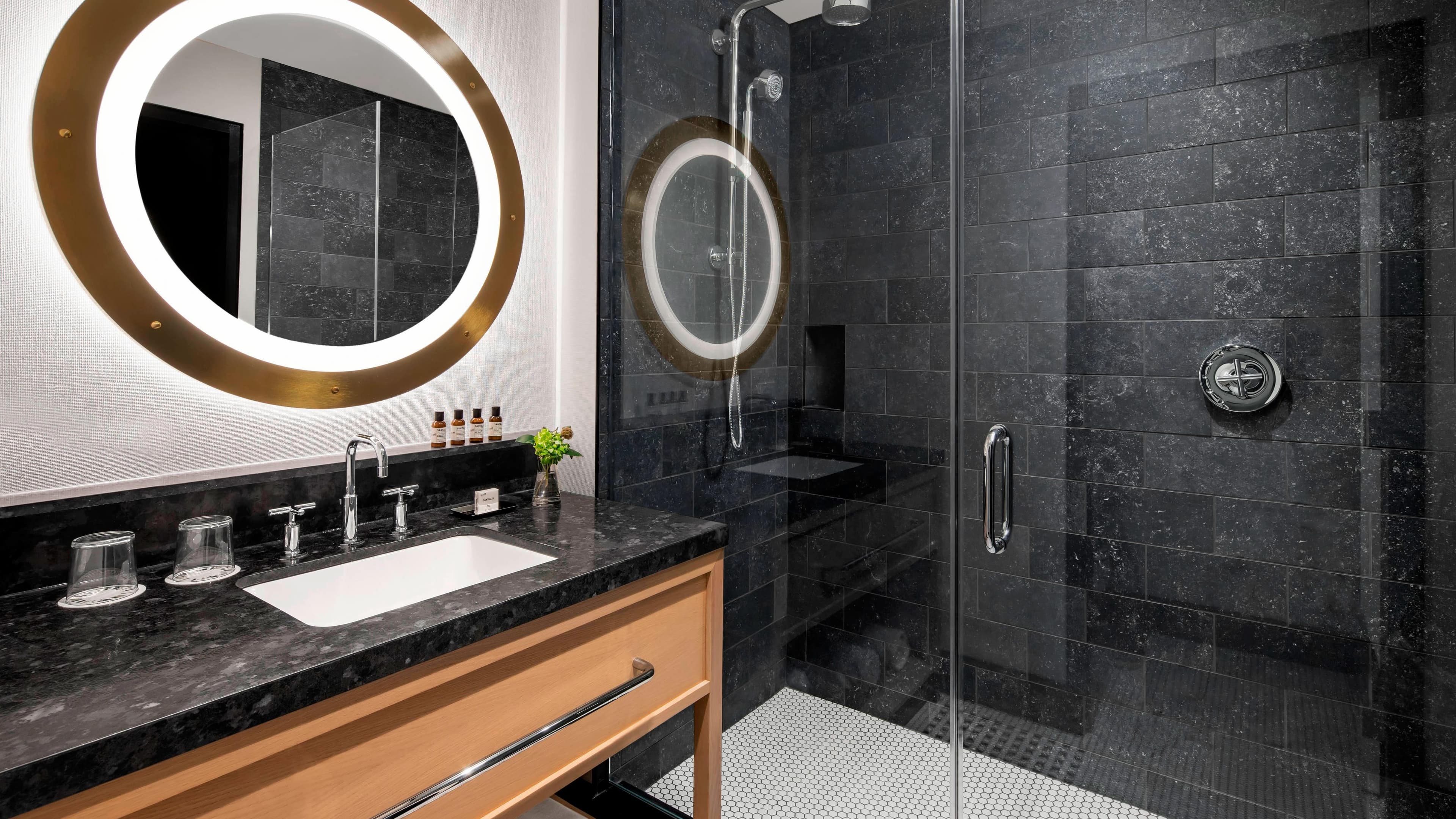 Queen Queen Guest Room - Image 6