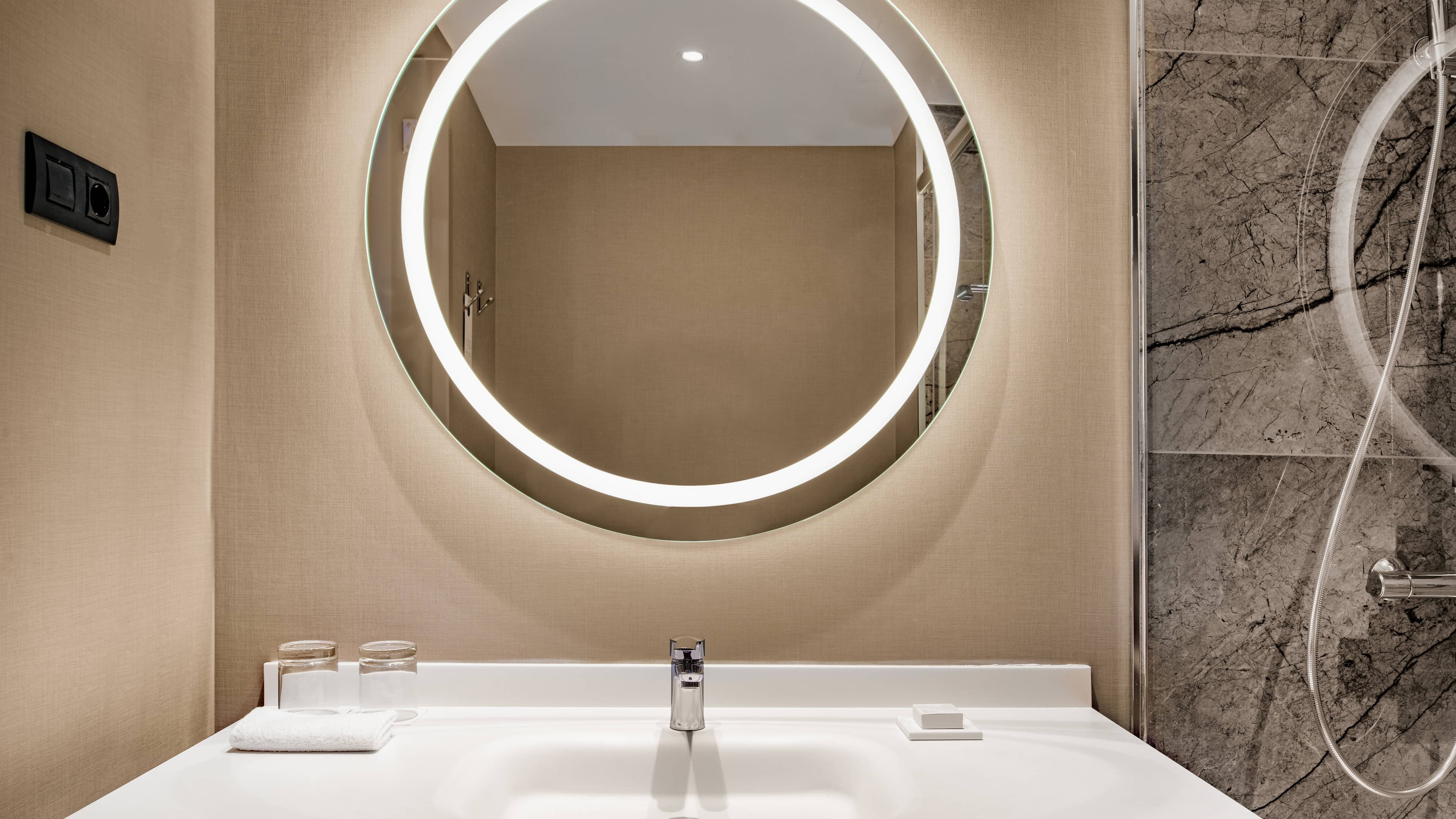 Standard Queen - Image 4