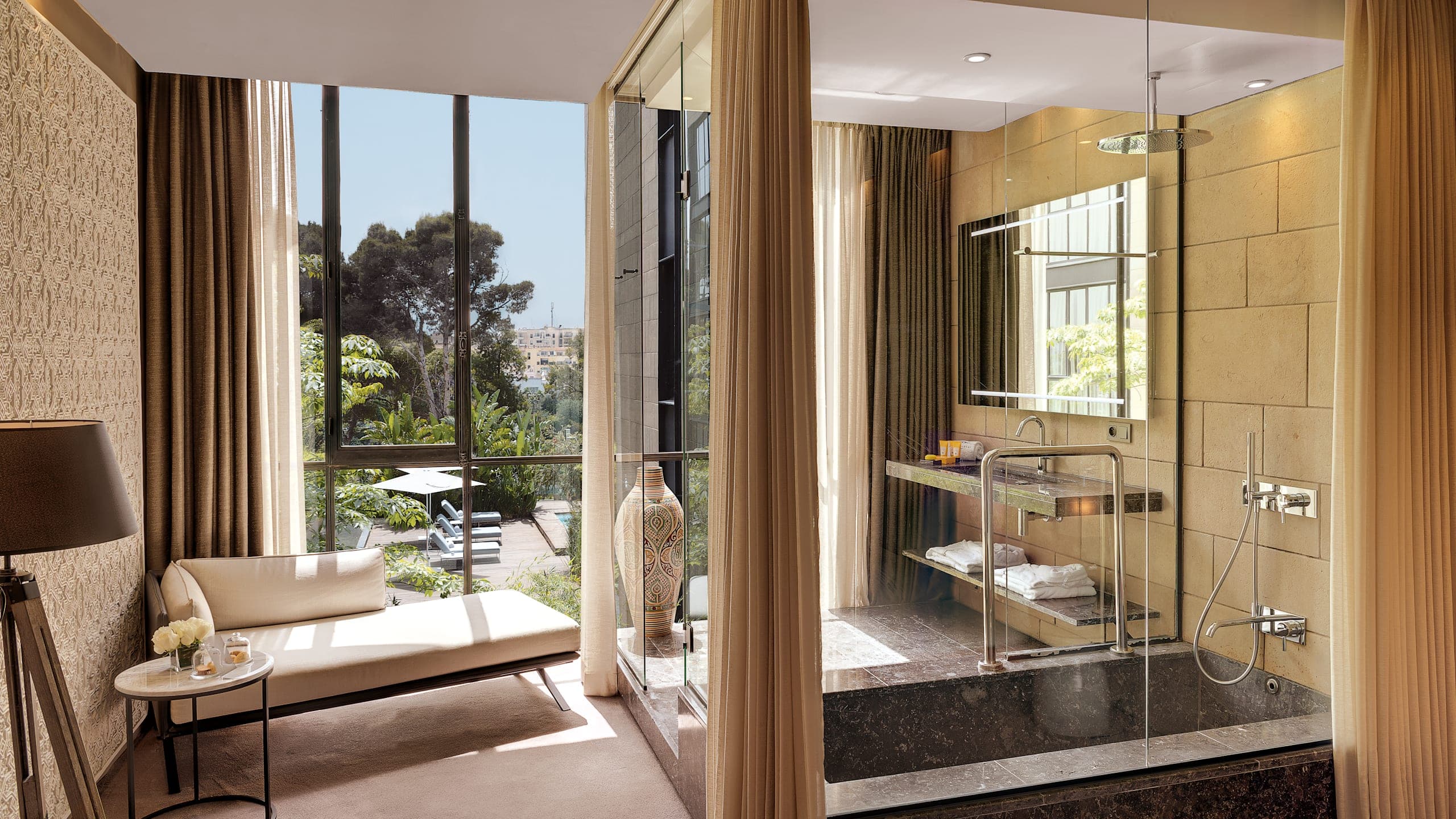 Deluxe View - Image 2