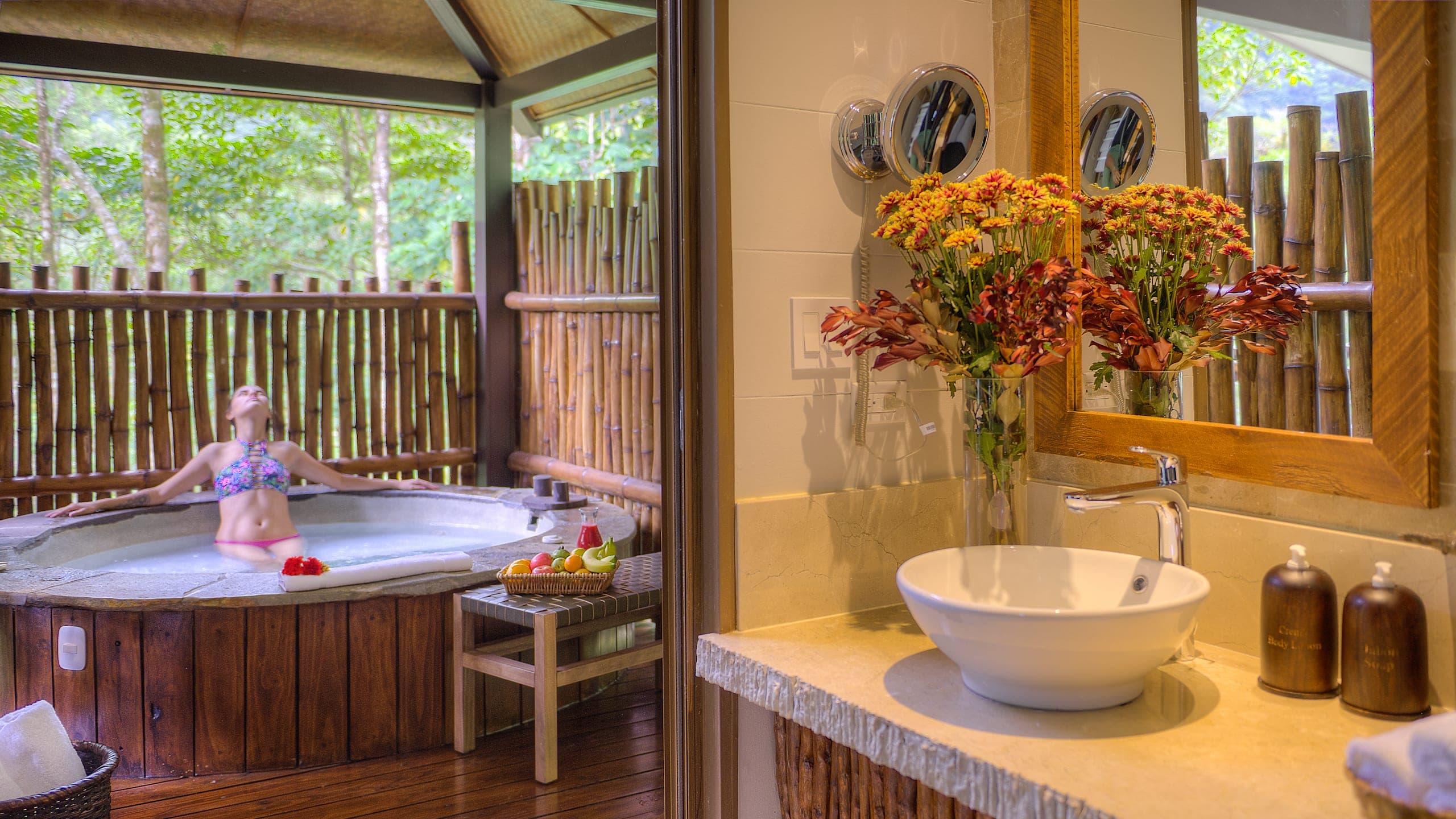 Luxury Suite with Cloud Forest View - Image 4