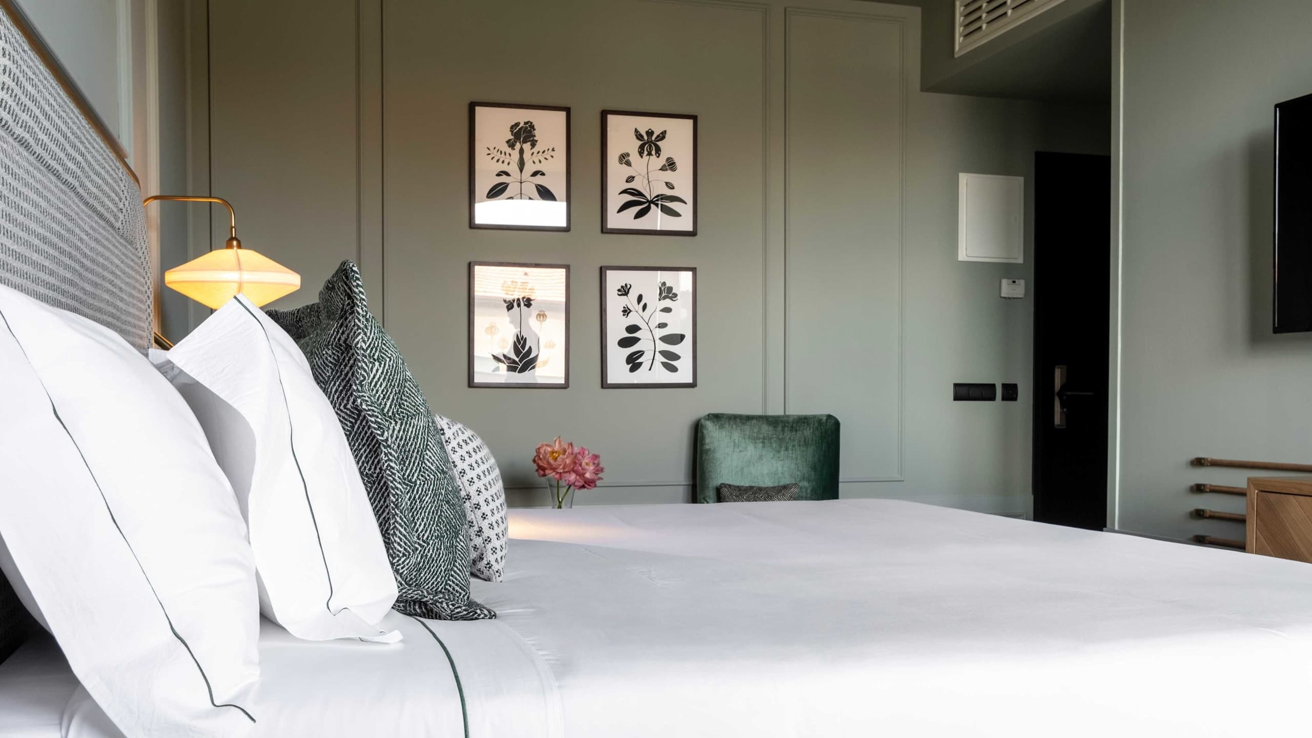 Deluxe Room - Image 4