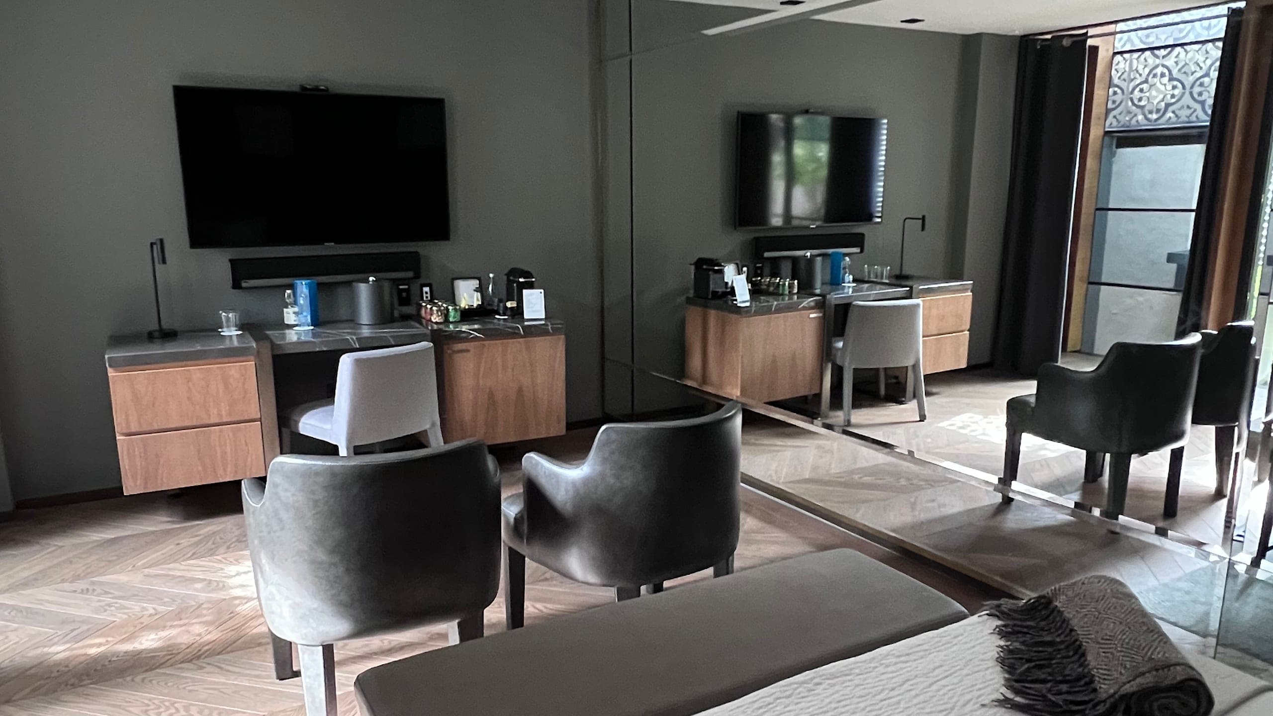 Deluxe Room - Image 4