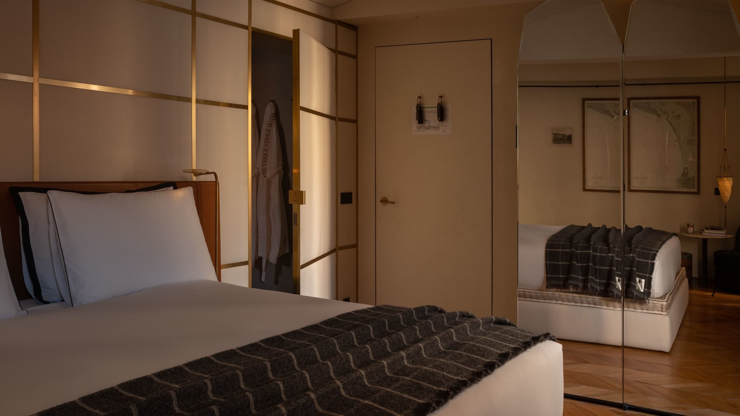 Postvenetian Room - Image 6