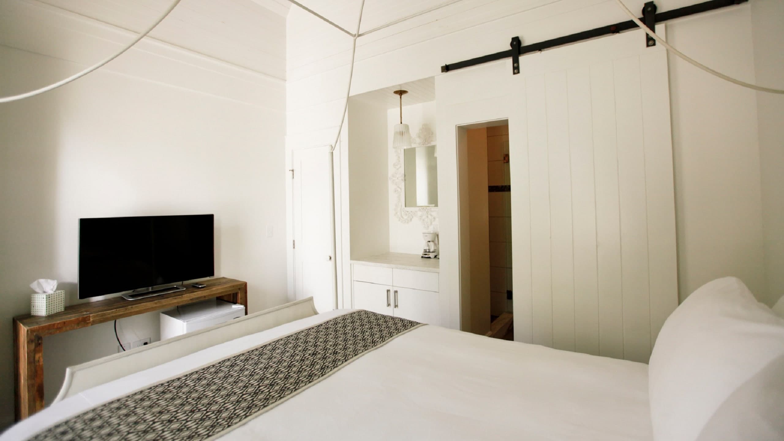 Tiny Cottage Queen - Image 5