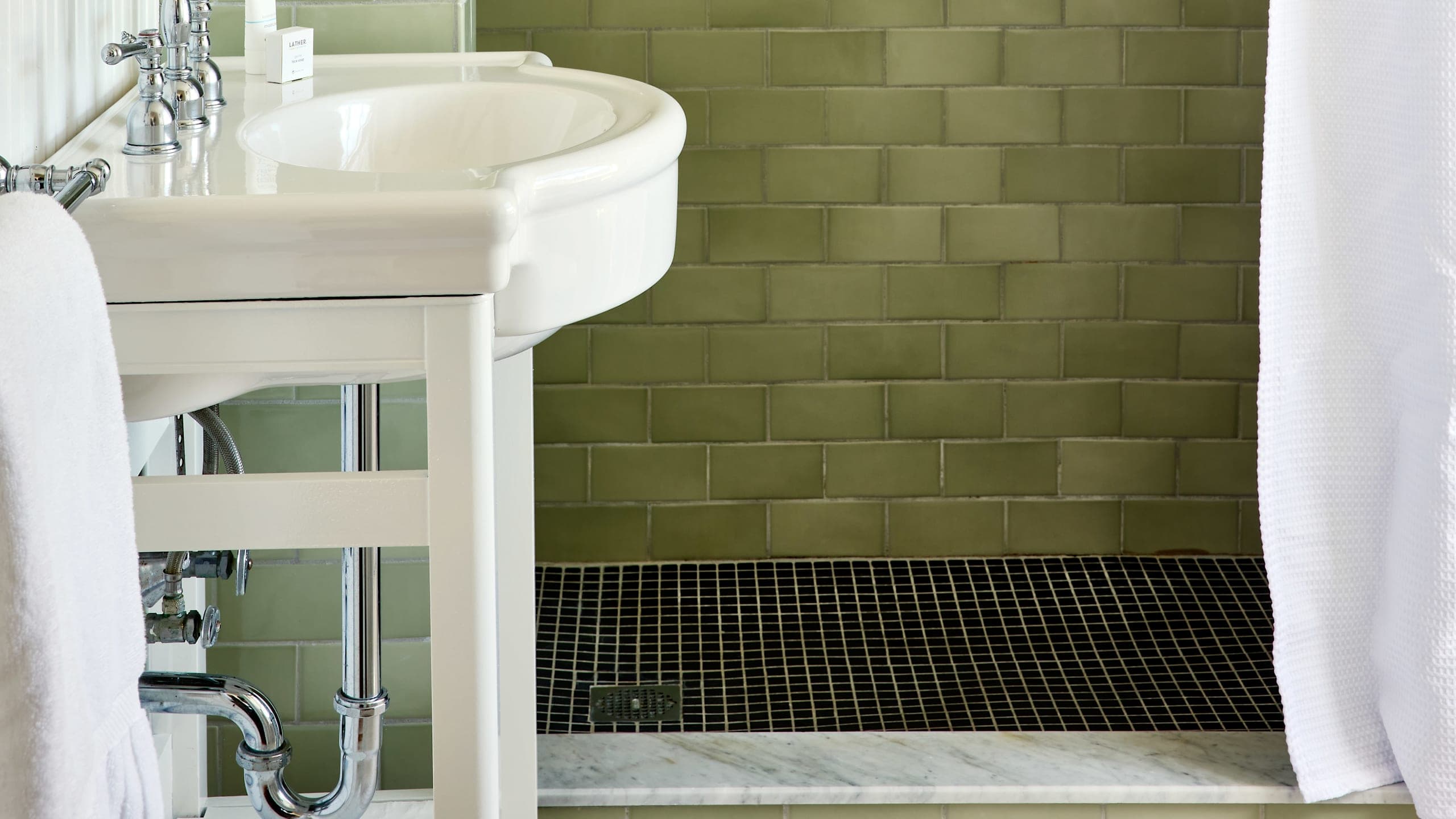 Fairfield Queen with Fireplace - Image 2