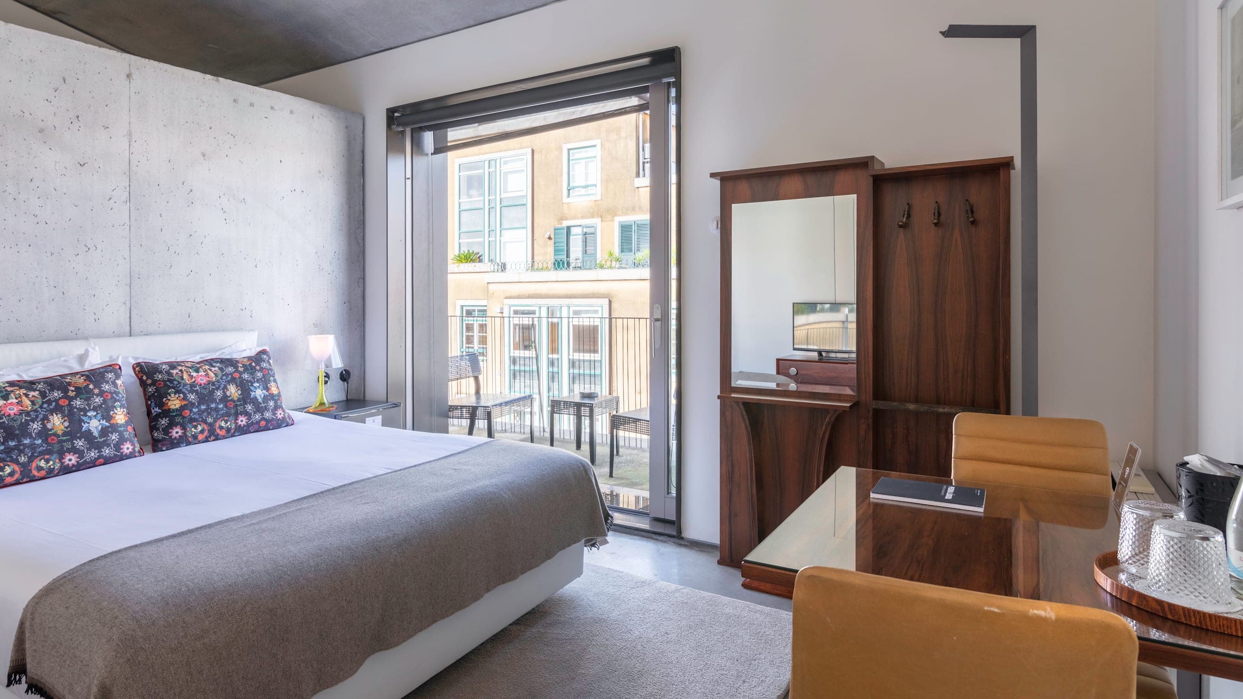 Suite Avenue FL - Image 1