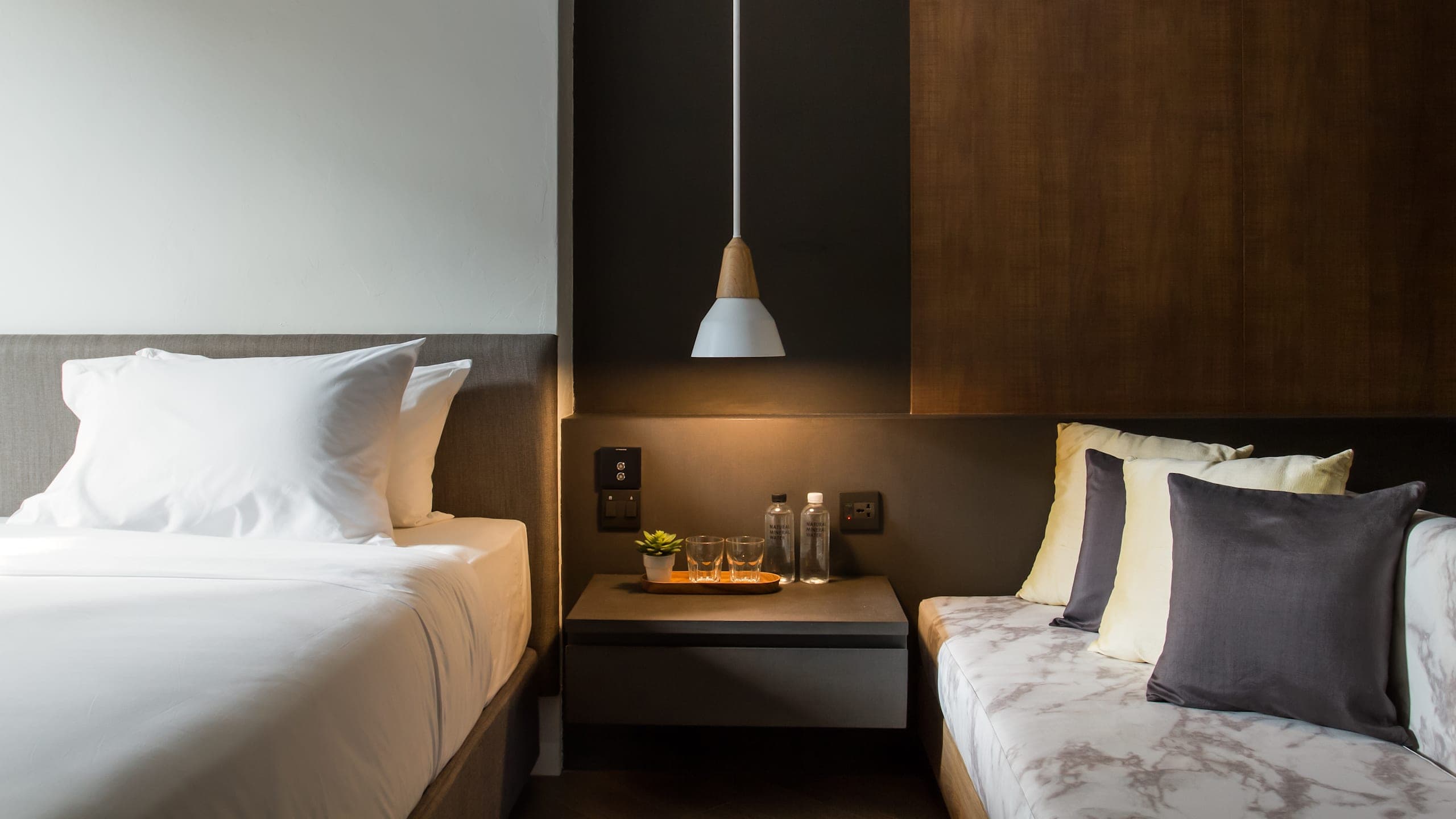 Deluxe Corner - Image 1