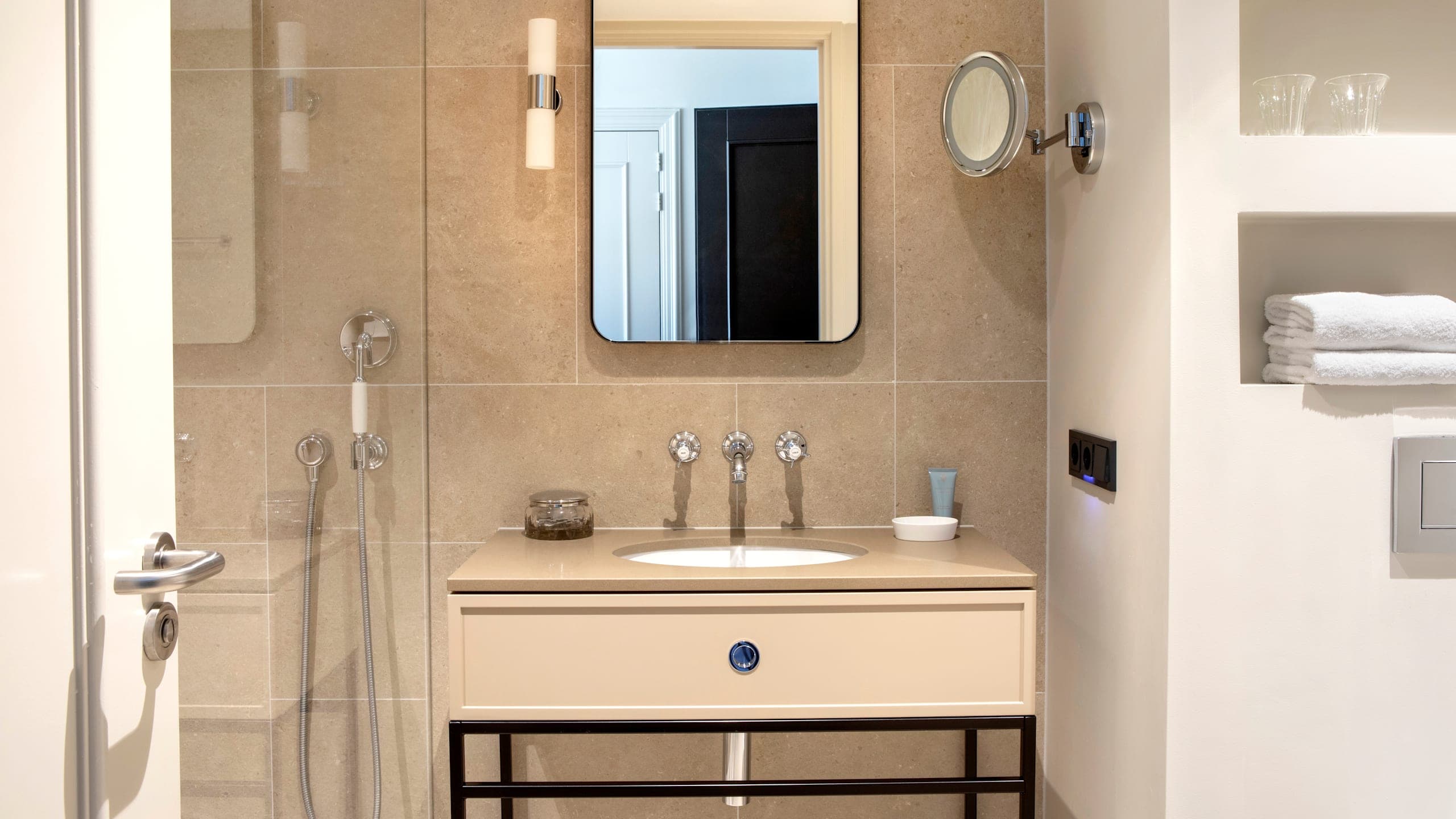 Deluxe Room - Image 2