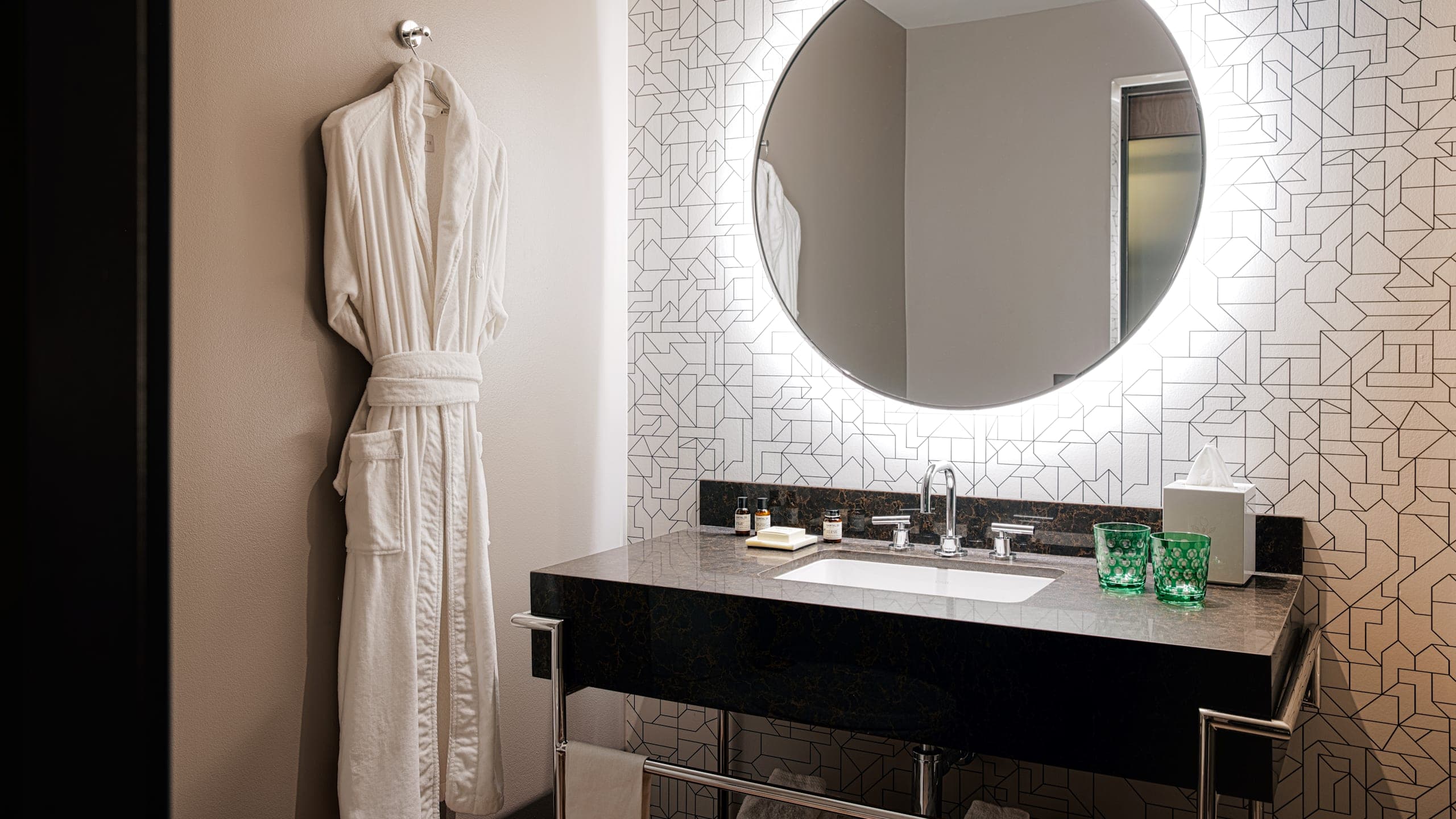 True Two Queens - Image 3