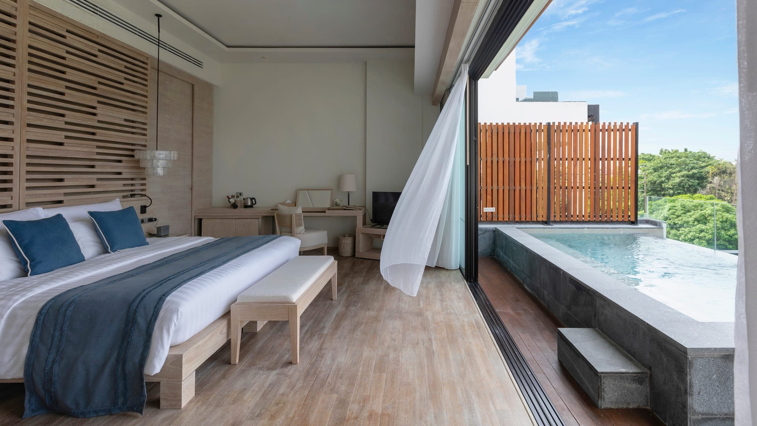 Sky Pool Suite - Image 3