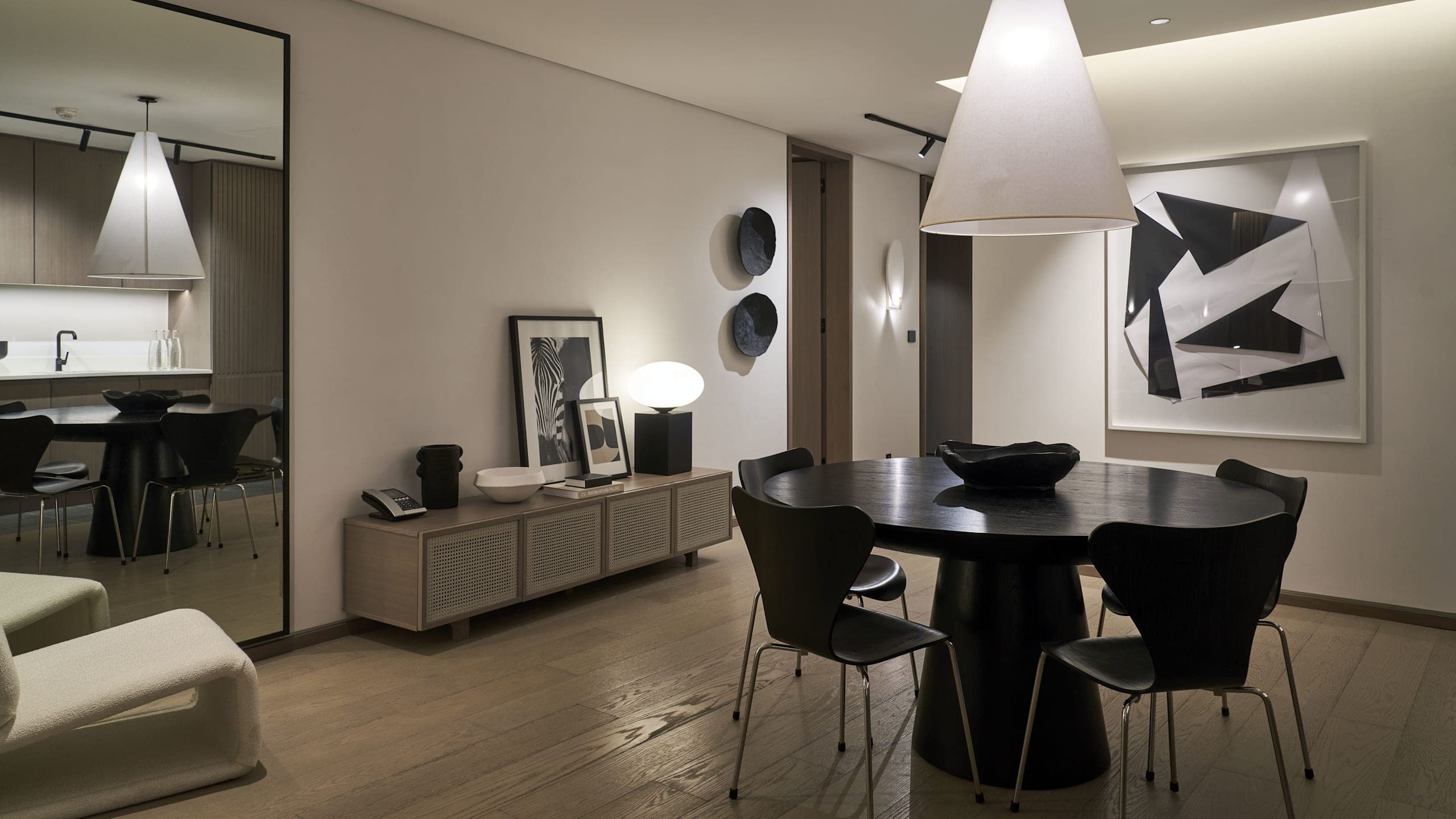 Lux Pool Residence - Image 11