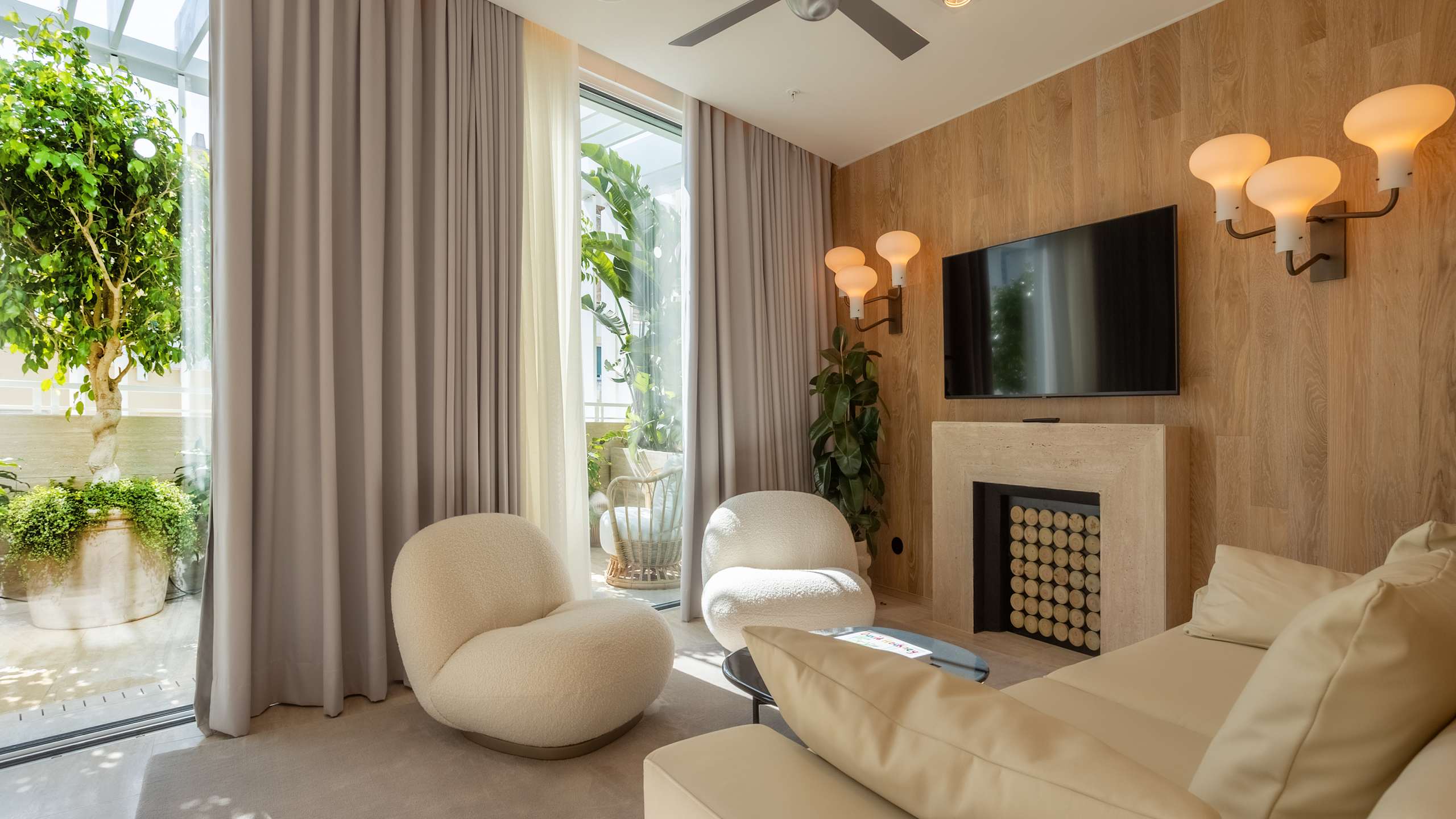 Contemporary Suite with Balcony - Image 6