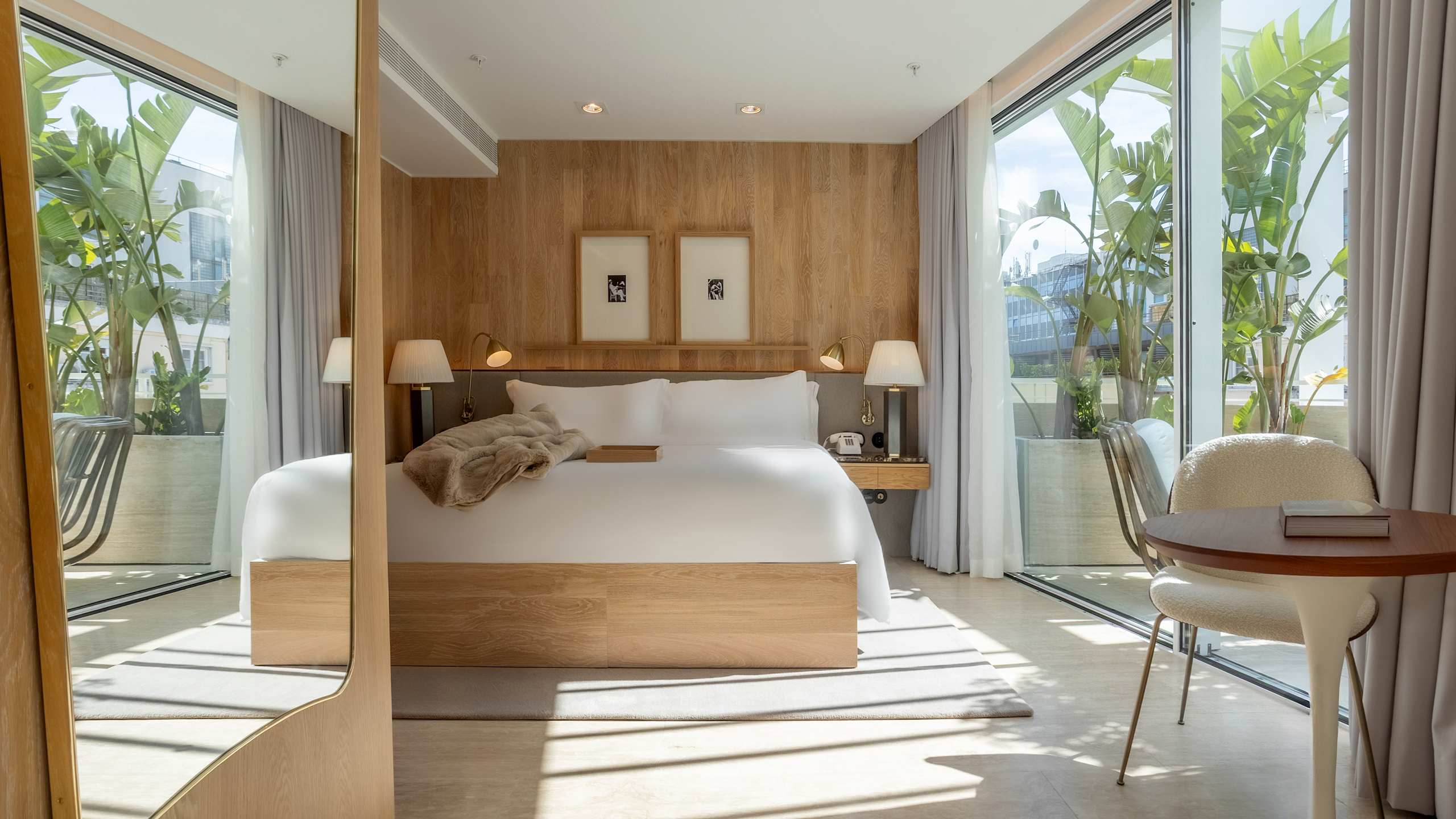 Contemporary Suite with Balcony - Image 7