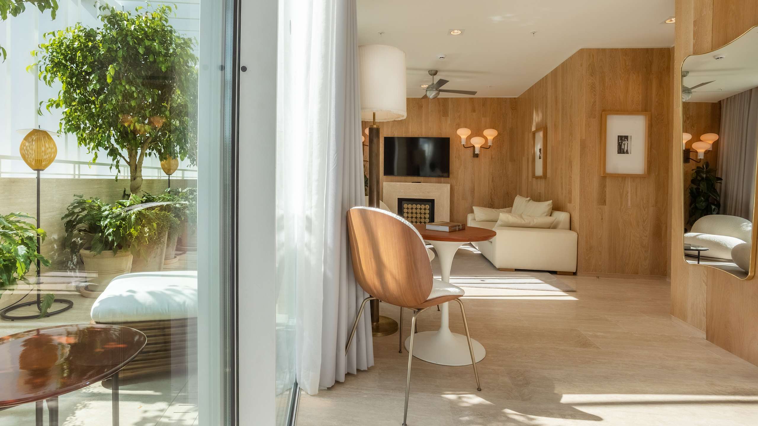 Contemporary Suite with Balcony - Image 5