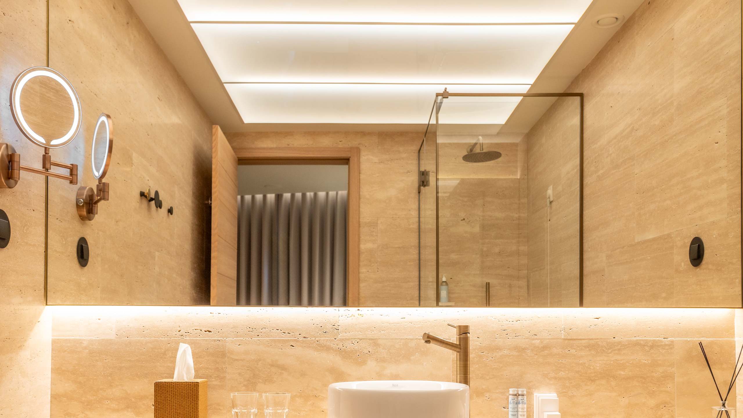 Contemporary Suite with Balcony - Image 2